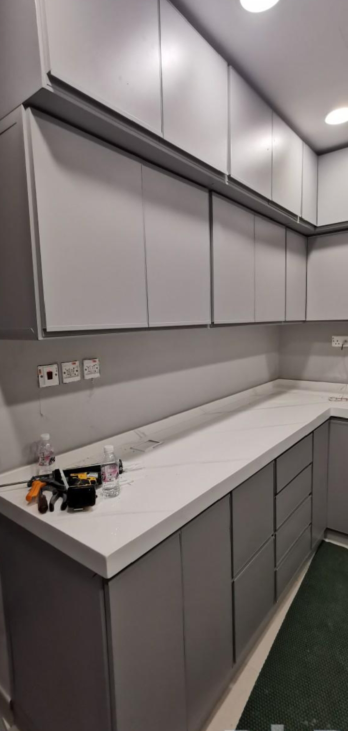 فني فك وتركيب مطابخ المنتال