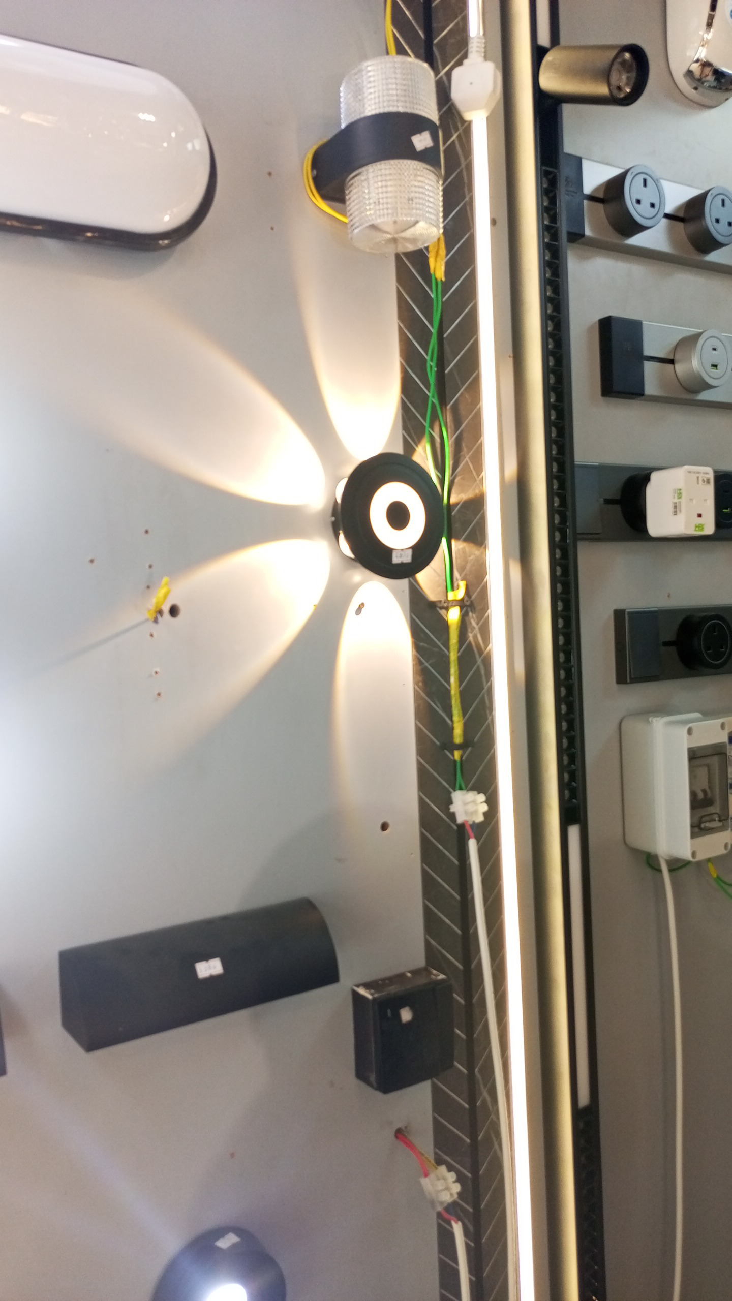 جميع اعمال الكهرباء والسباكة والتكيف مجموعة متخصصة - Image 3