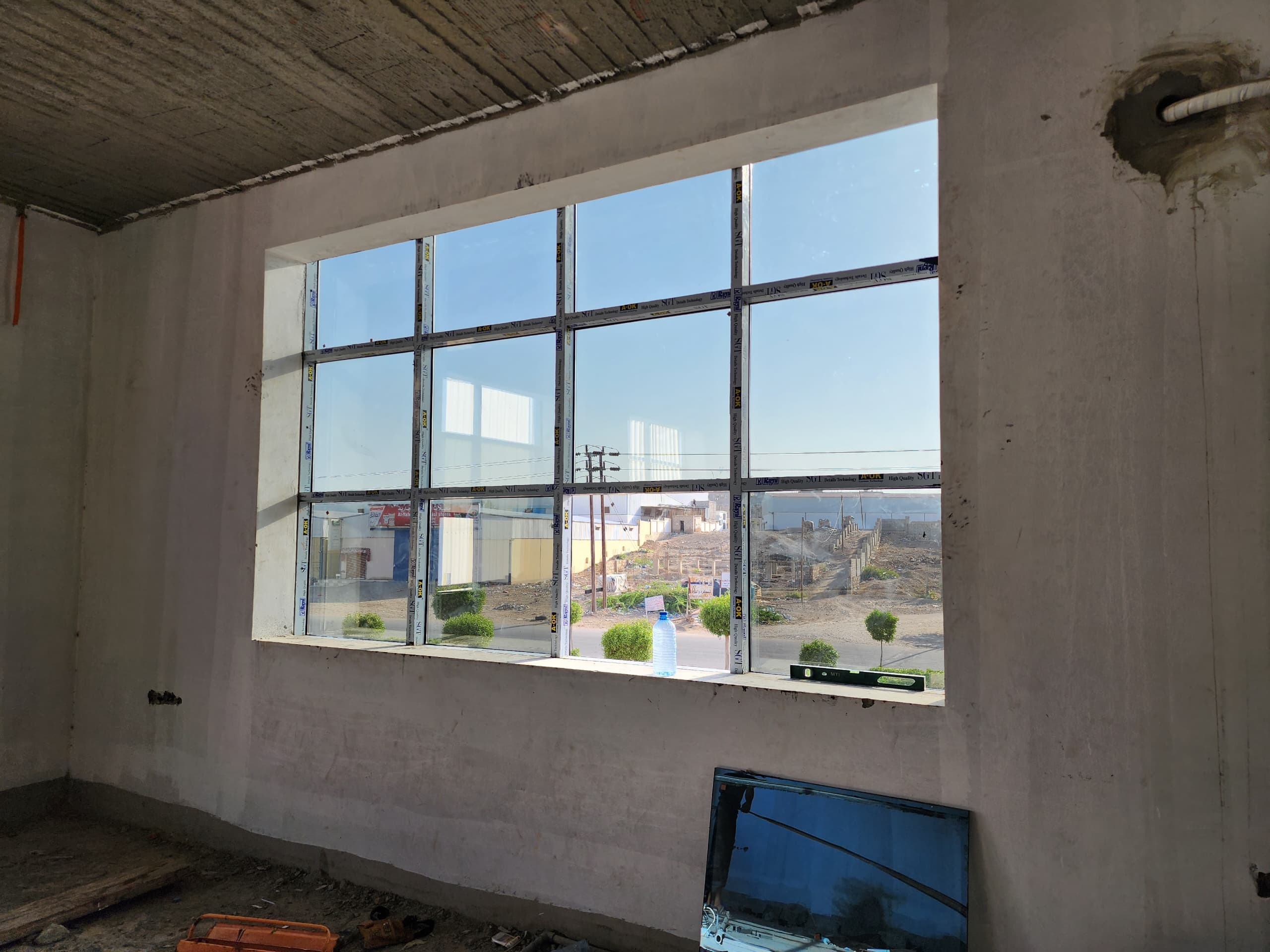 فني تركيب زجاج سكريت الامنيوم - Image 4