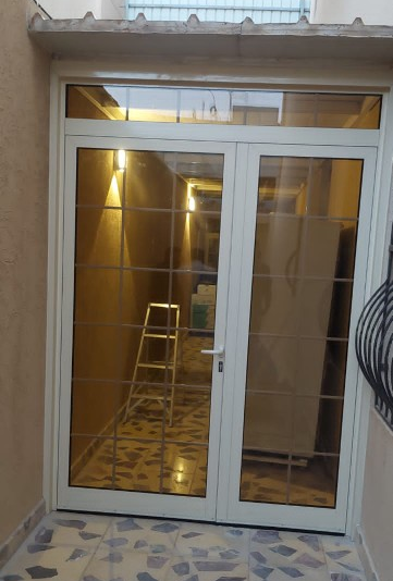 فني تركيب زجاج سكريت الامنيوم - Image 8