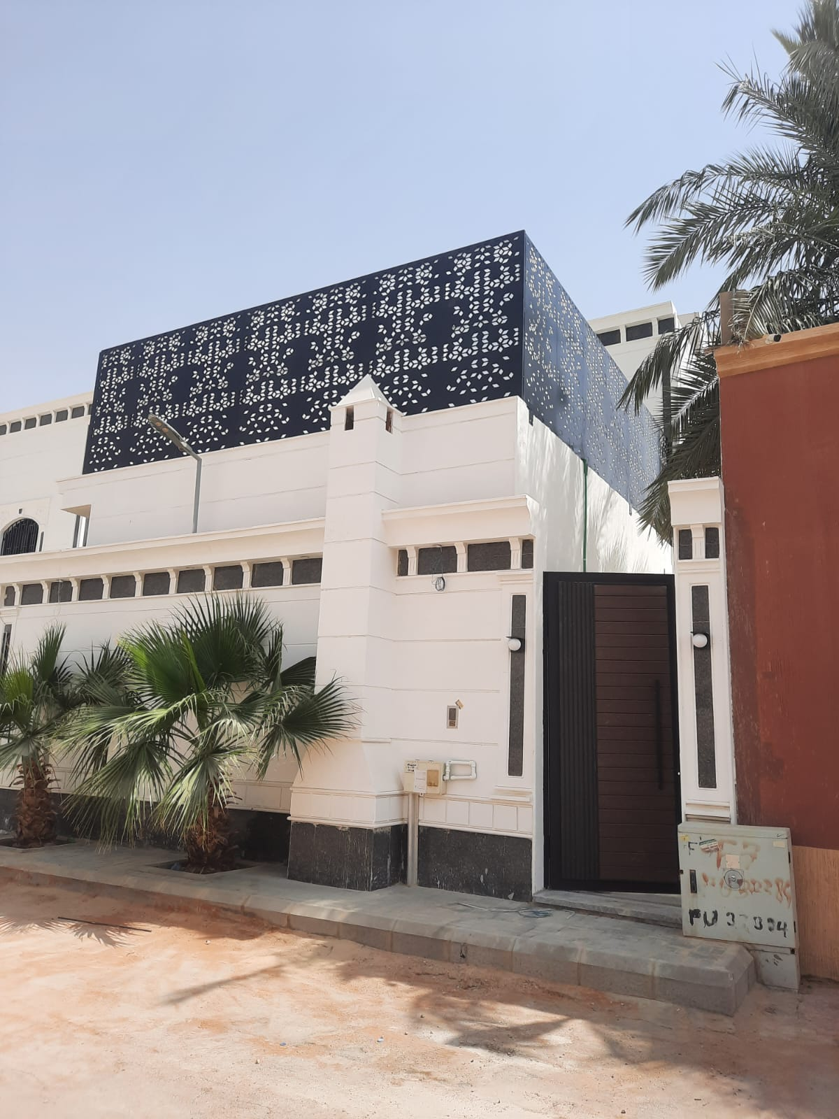 سندويش بنل مظلات هناجرسواترقرميدمجالس خيام برجولات ابواب شبابيك مستودعات قبب لكسان شبوك مزارحدادعامه