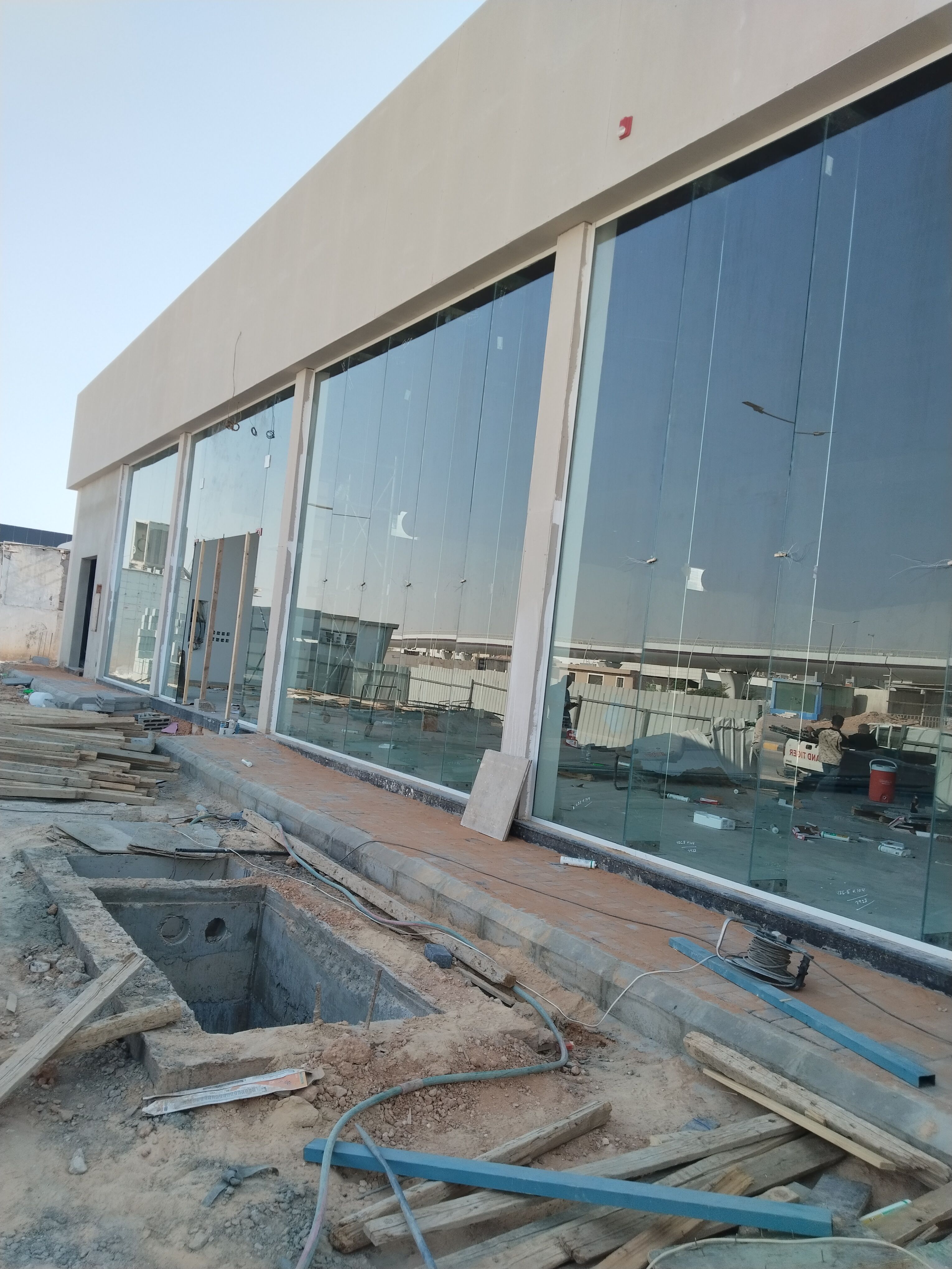 للزجاج السكريت والالمنيوم