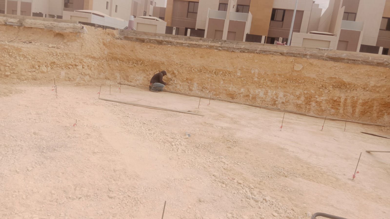 نجار مسلح بالخشب