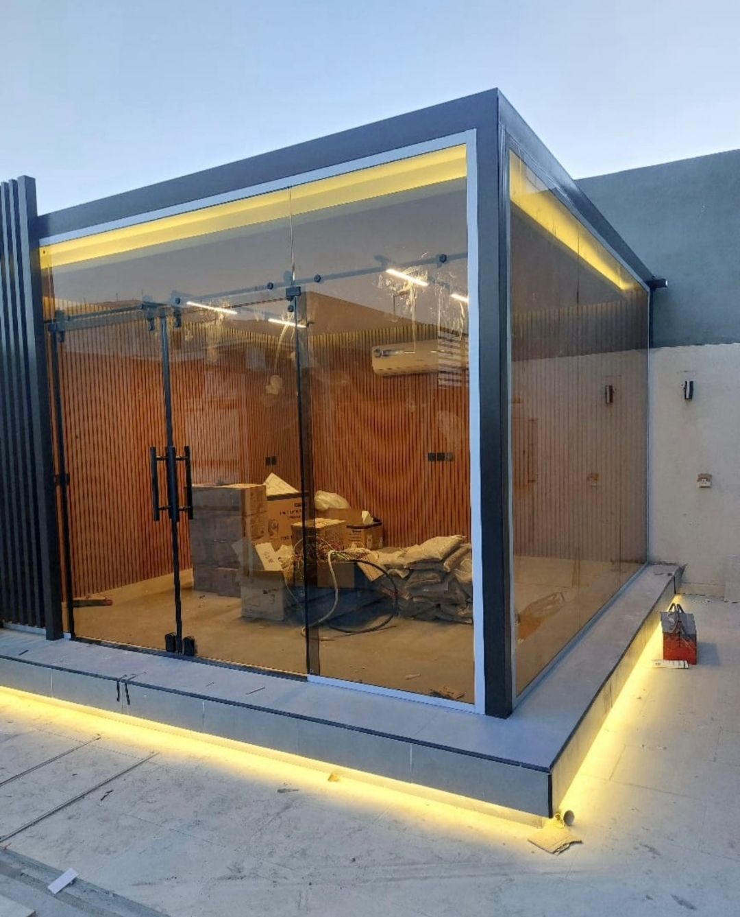 فني زجاج سكريت معلم زجاج  صيانه ابواب زجاج  تركيب زجاج شاور