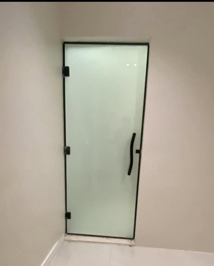 فني زجاج سكريت معلم زجاج  صيانه ابواب زجاج  تركيب زجاج شاور - Image 2