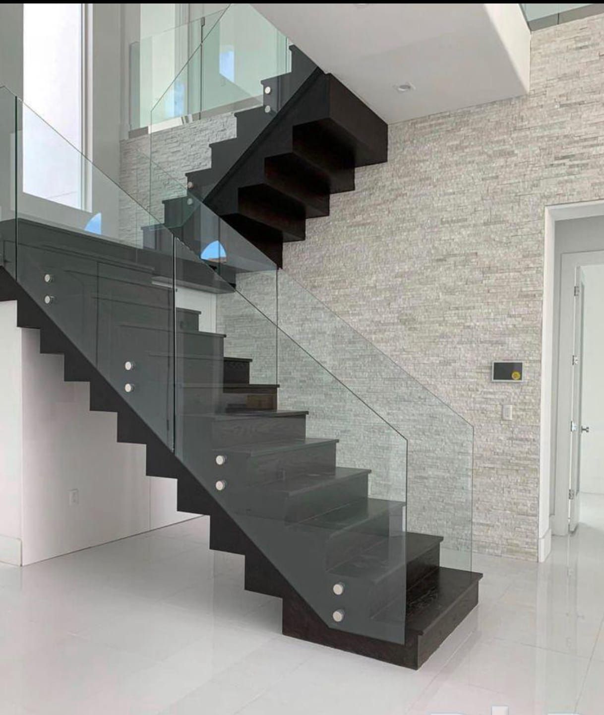 فني زجاج سكريت معلم زجاج  صيانه ابواب زجاج  تركيب زجاج شاور - Image 5