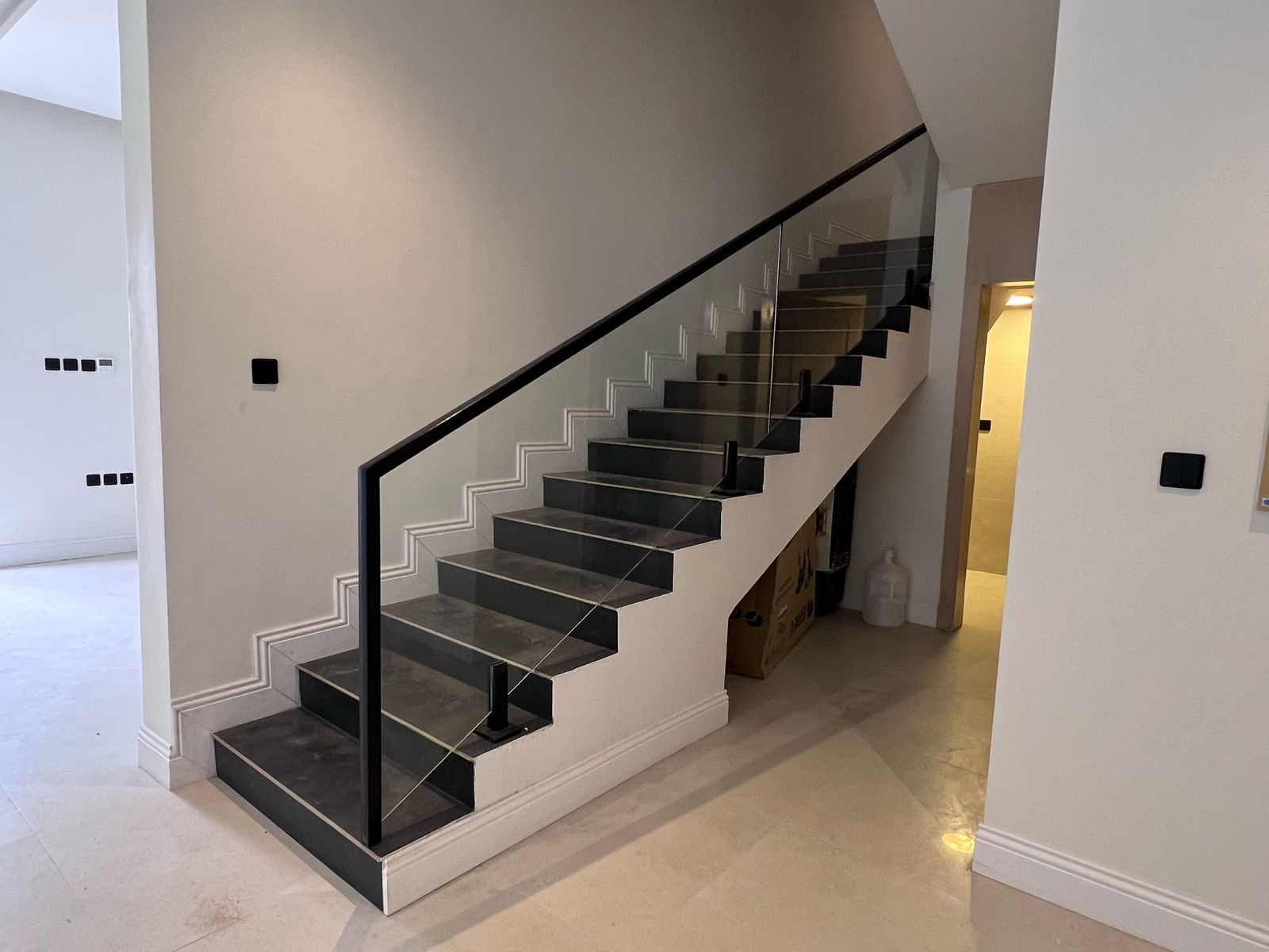 فني زجاج سكريت معلم زجاج  صيانه ابواب زجاج  تركيب زجاج شاور - Image 6