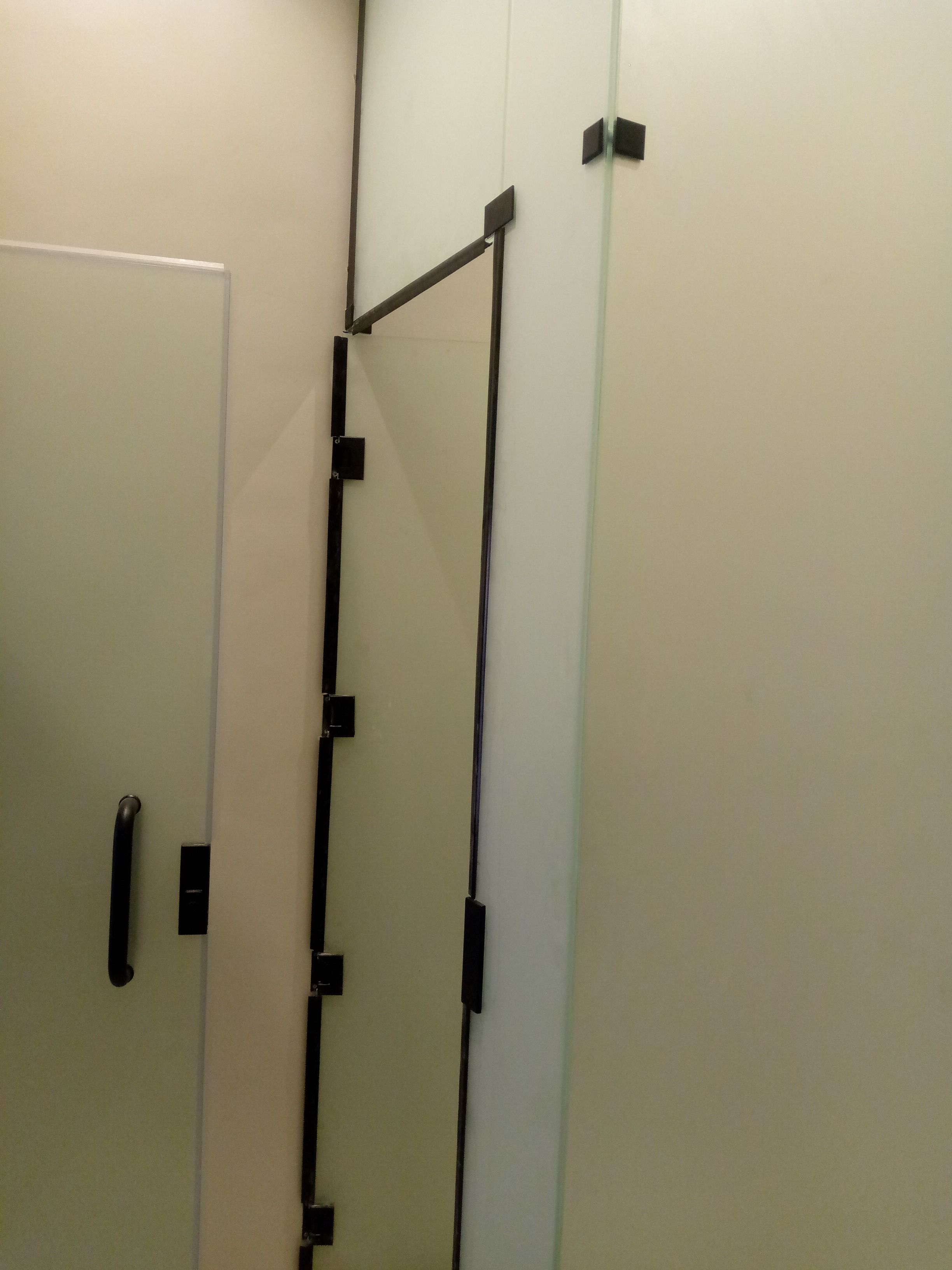 فني زجاج سكريت - Image 3