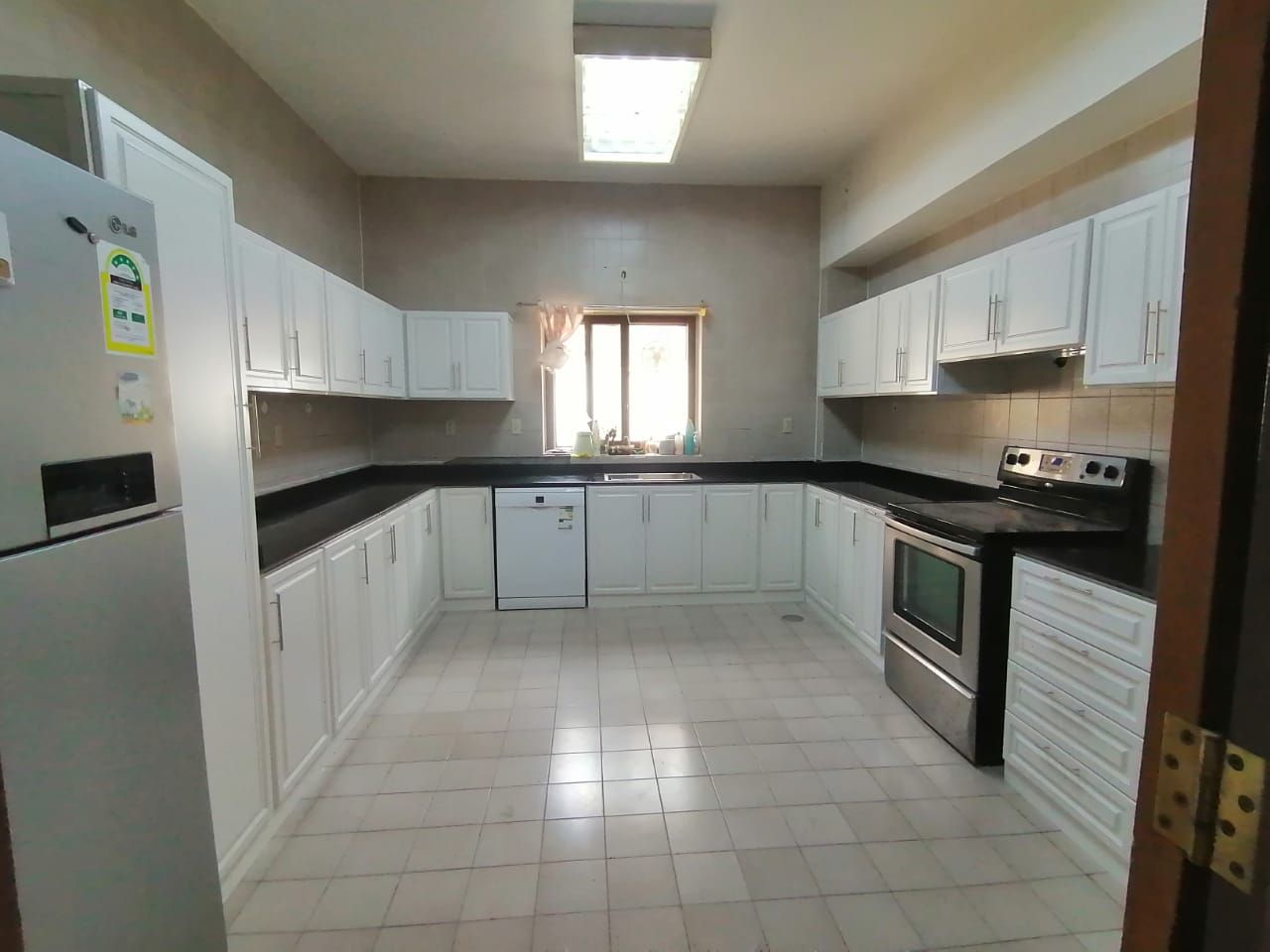 فني تركيب مطابخ بالفك والتركيب ونجار محترف في فك وتركيب غرف