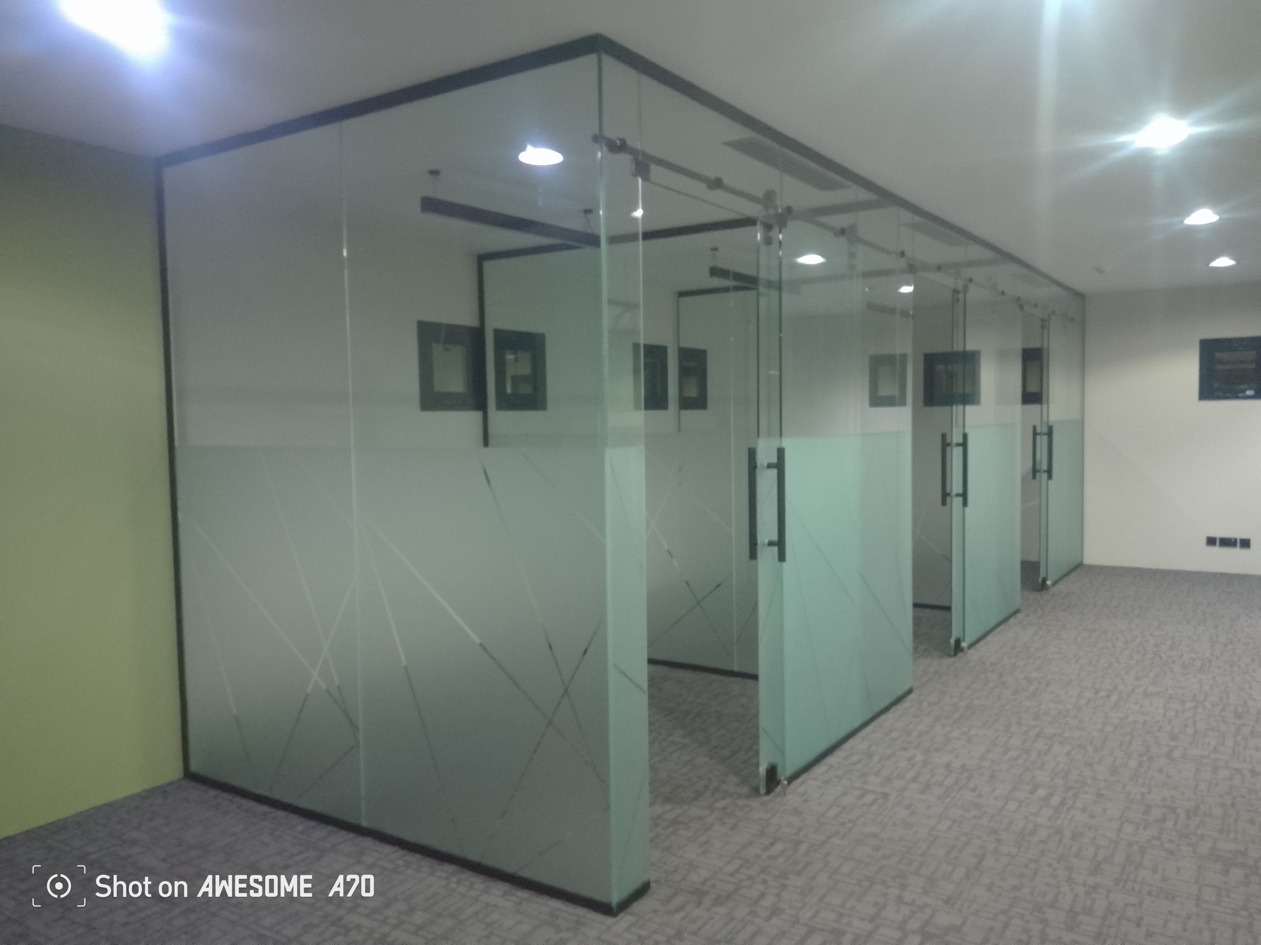 فني تركيب ابواب زجاج سكريت