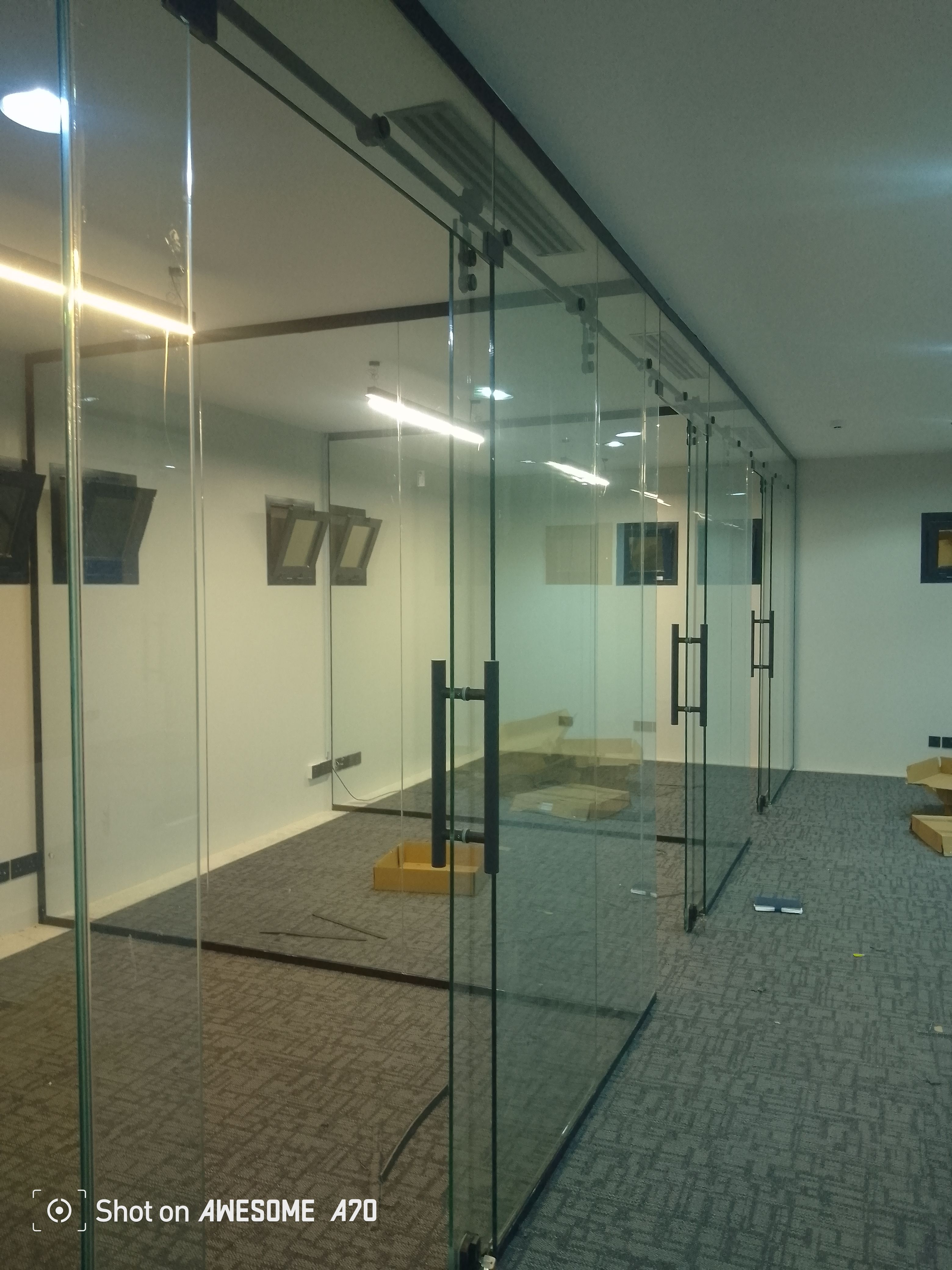 فني تركيب ابواب زجاج سكريت - Image 3