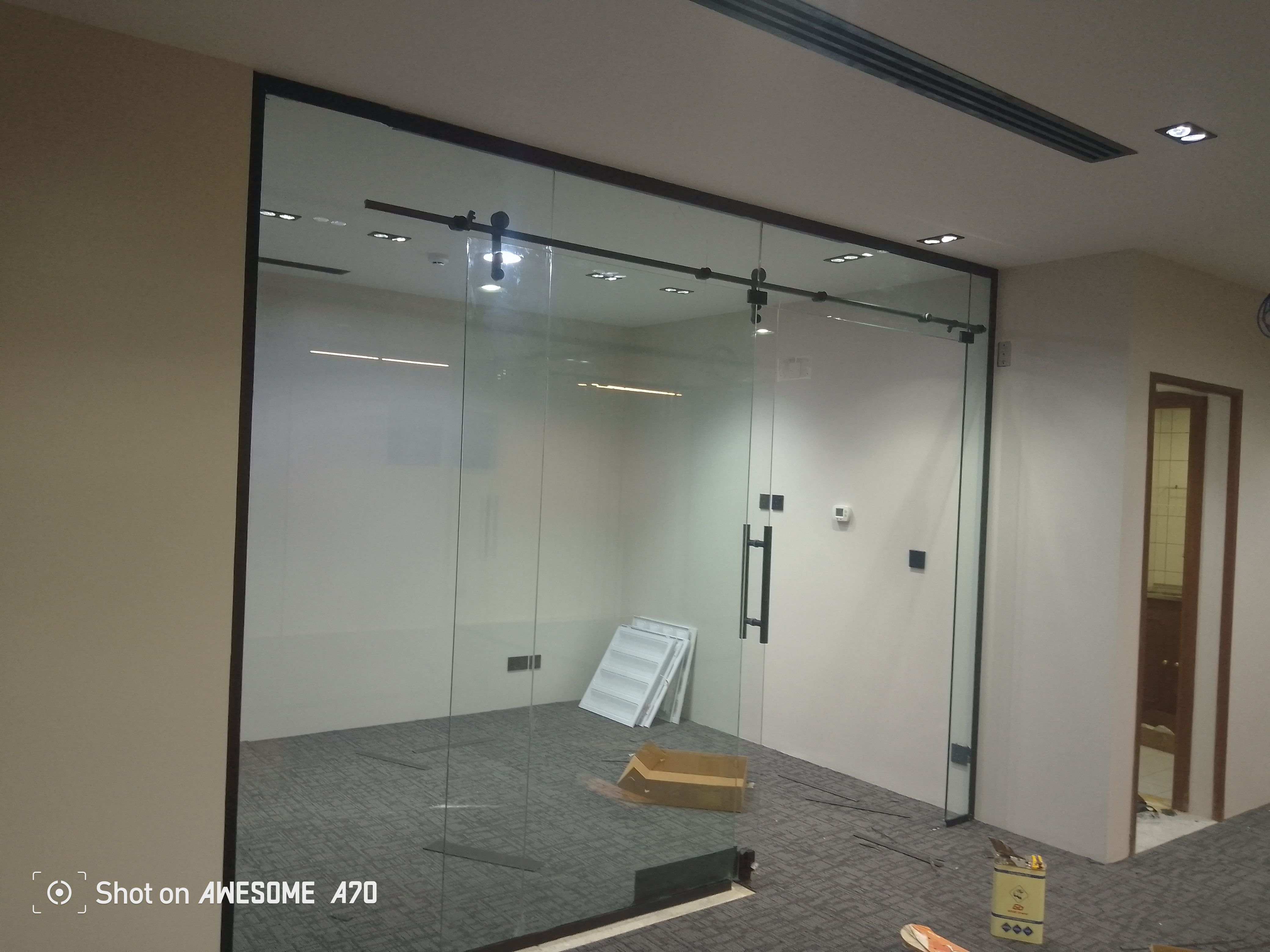 فني تركيب ابواب زجاج سكريت - Image 4