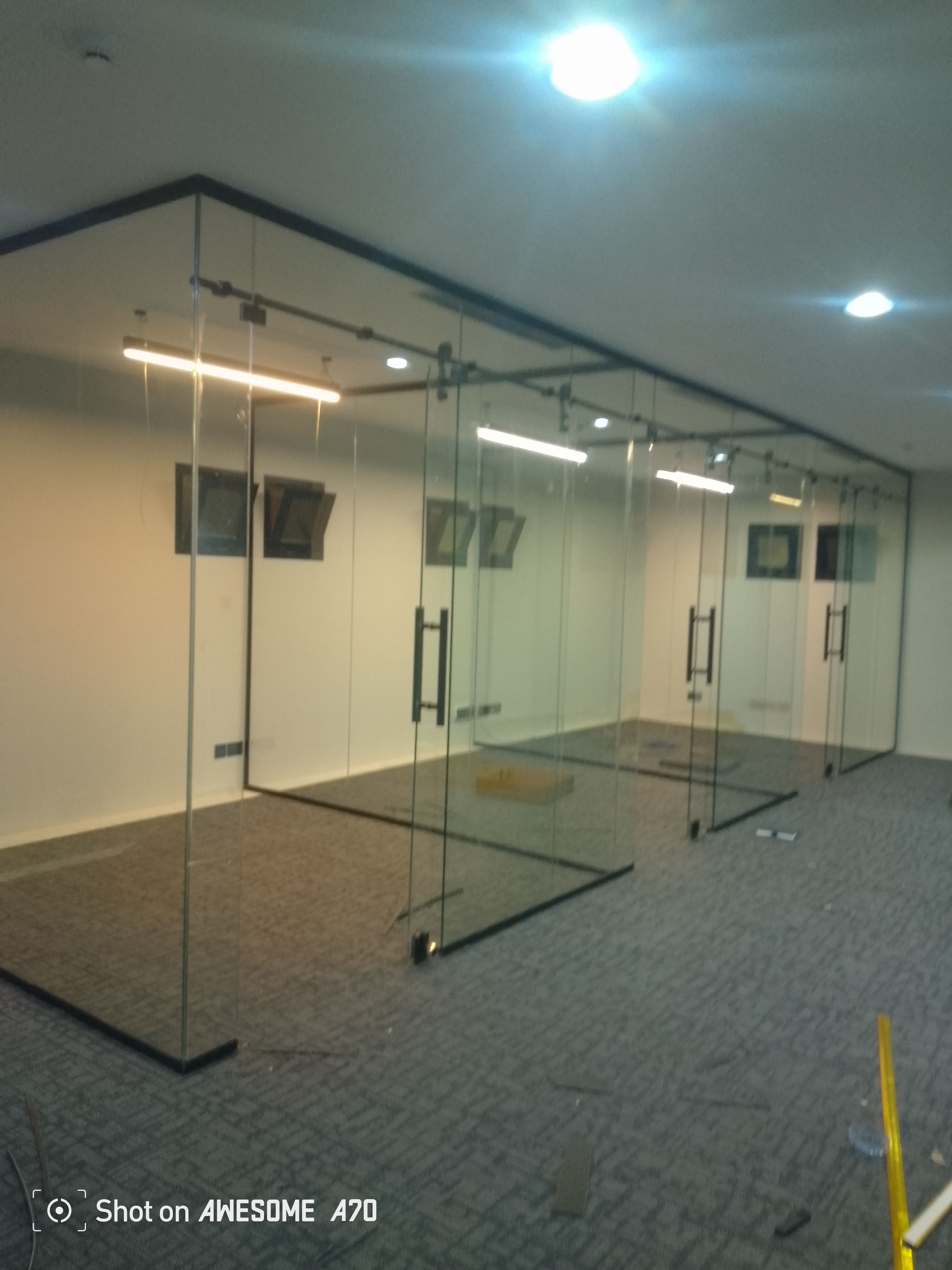 فني تركيب ابواب زجاج سكريت - Image 5