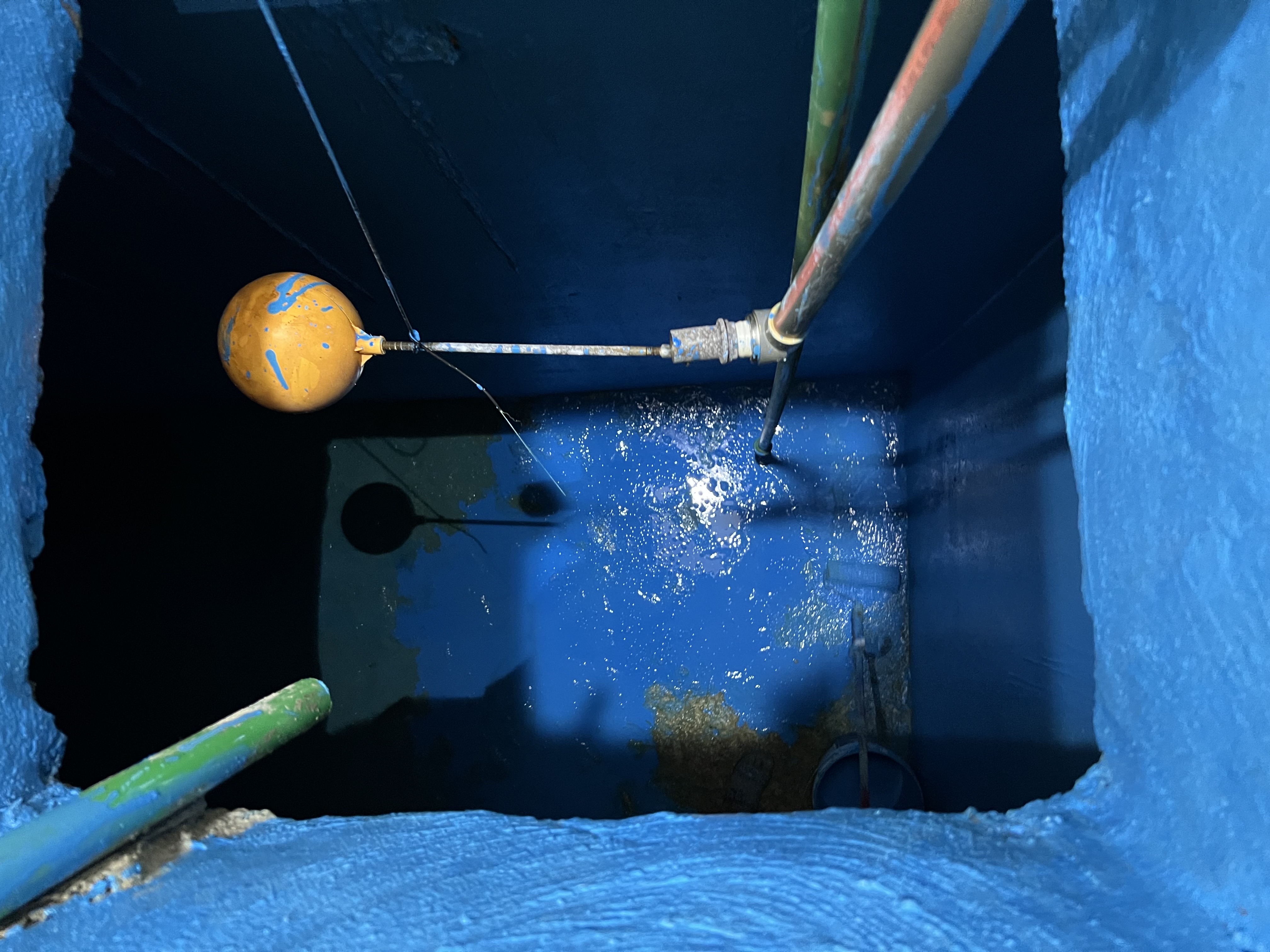 عزل خزانات وعزل اسطح بالرياض مع تنظيف الخزان قبل العزل