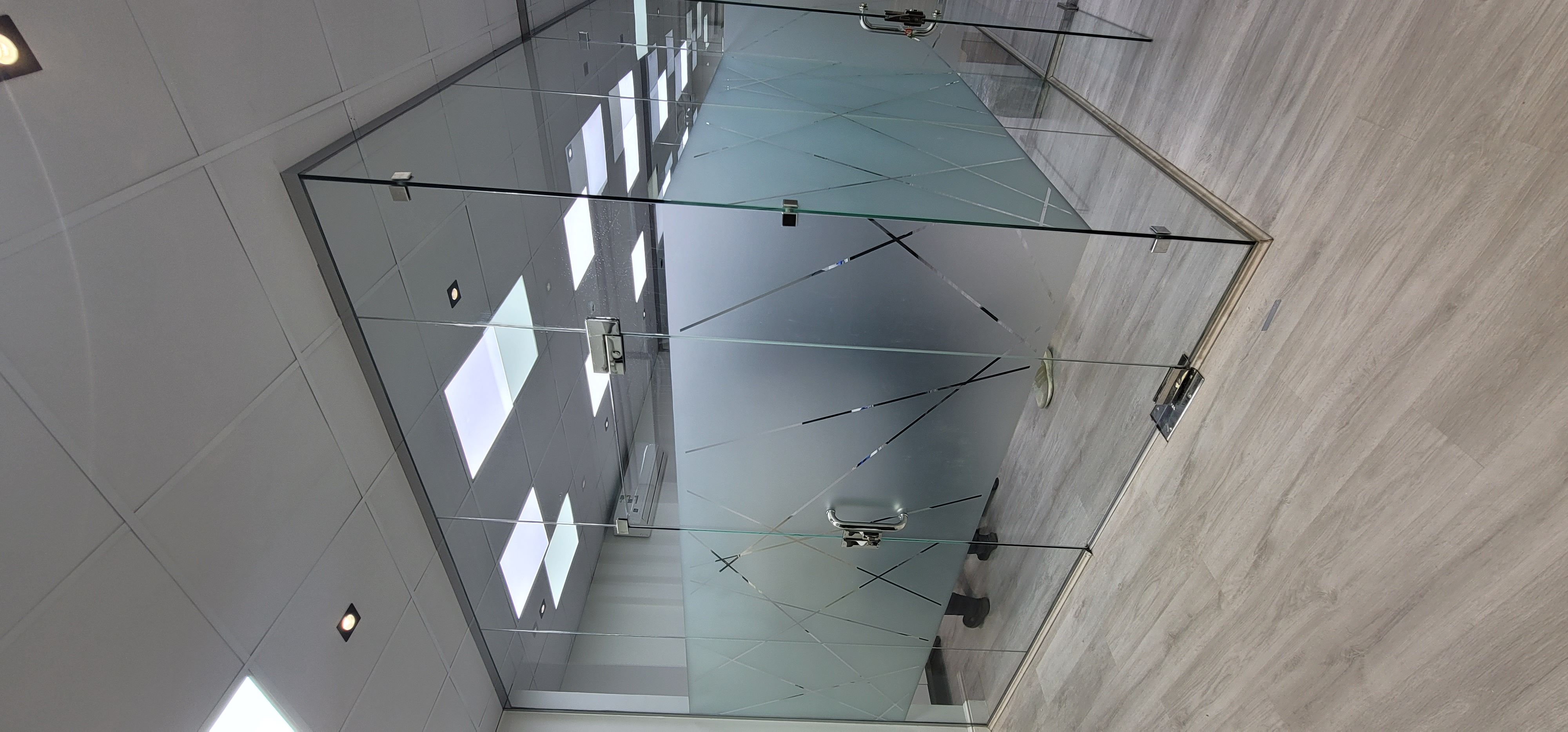 ابو سالم طباعه وتركيب الإستيكرات وعازل حرارة مباني - Image 4