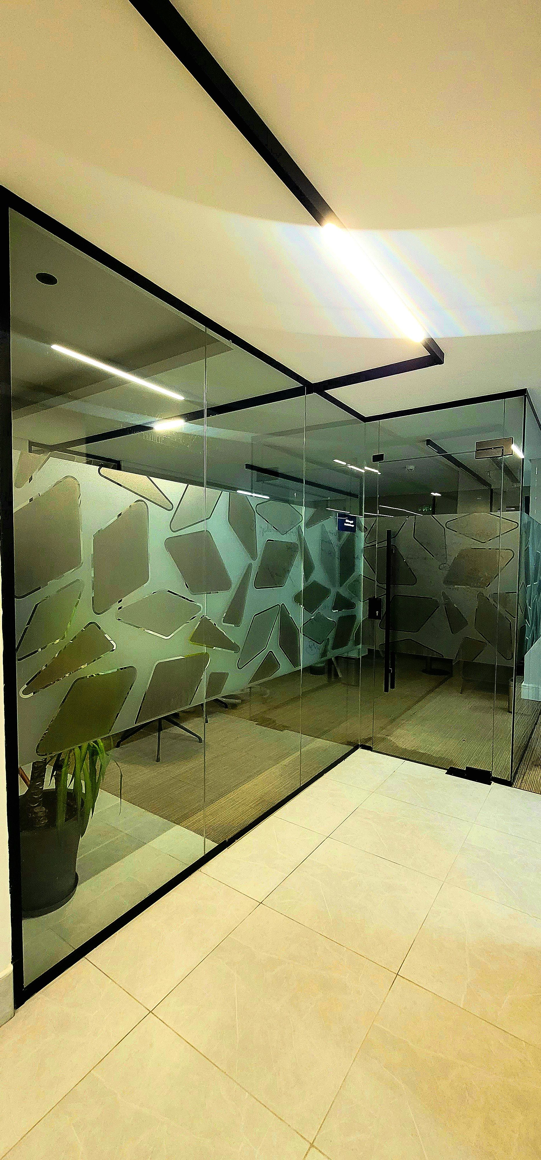 ابو سالم طباعه وتركيب الإستيكرات وعازل حرارة مباني - Image 12