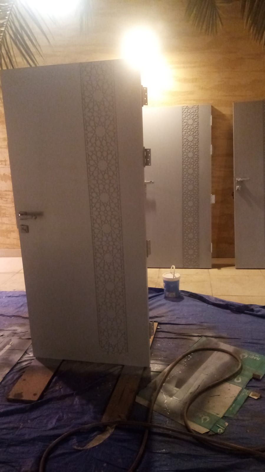 دهان أبواب وطاولات وكراسي وصبغ ناري