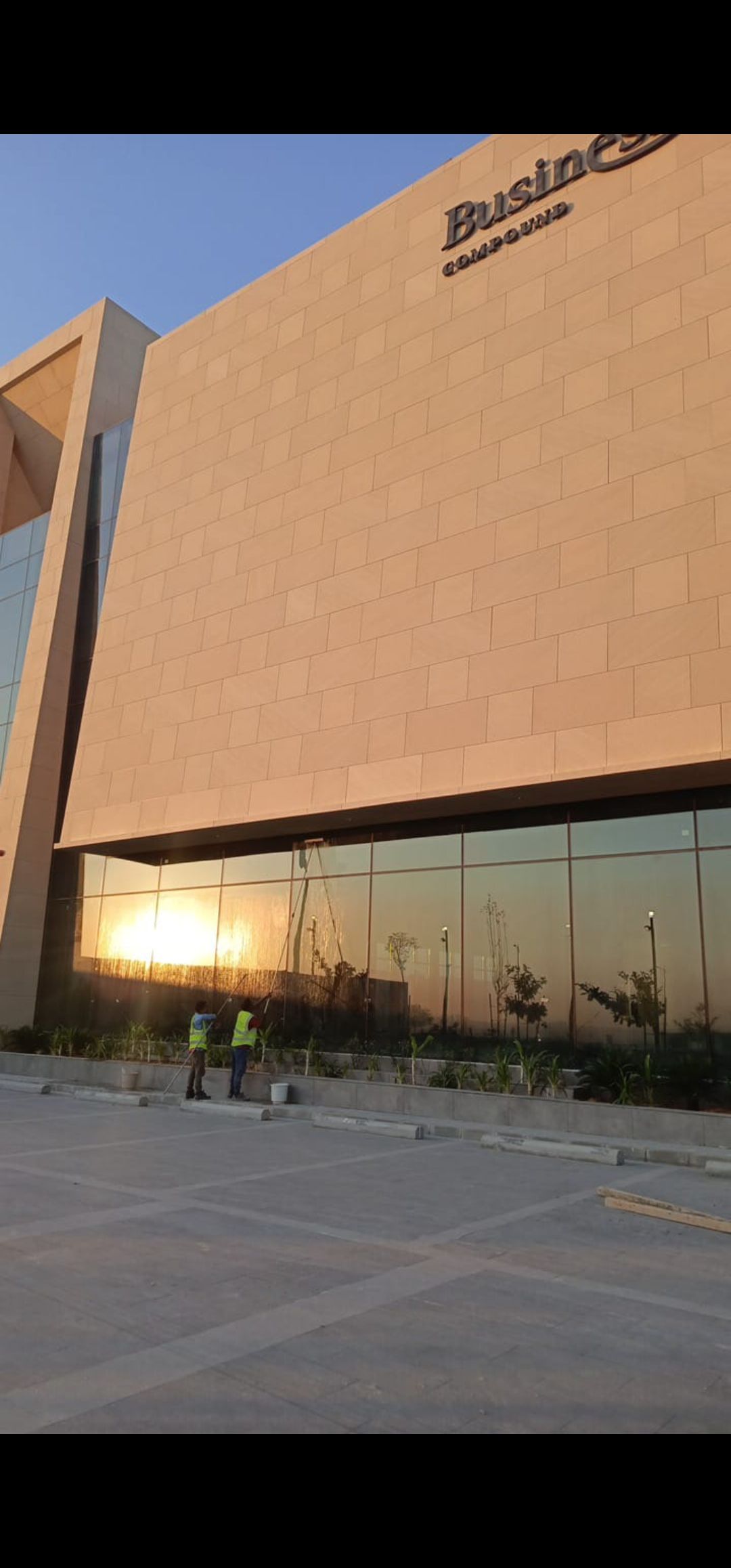 شركة تنظيف زجاج في الرياض تنظيف كلادنك ولوحات المحلات - Image 4