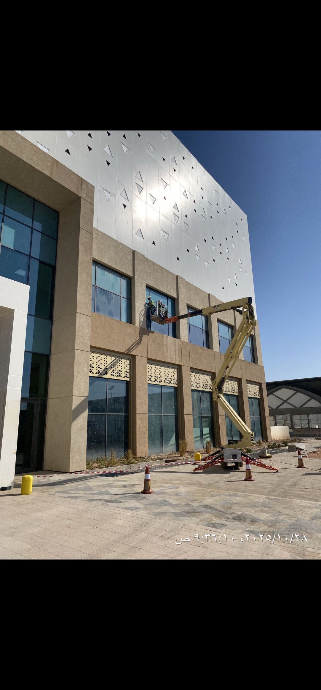 شركة تنظيف زجاج في الرياض تنظيف كلادنك ولوحات المحلات - Image 8