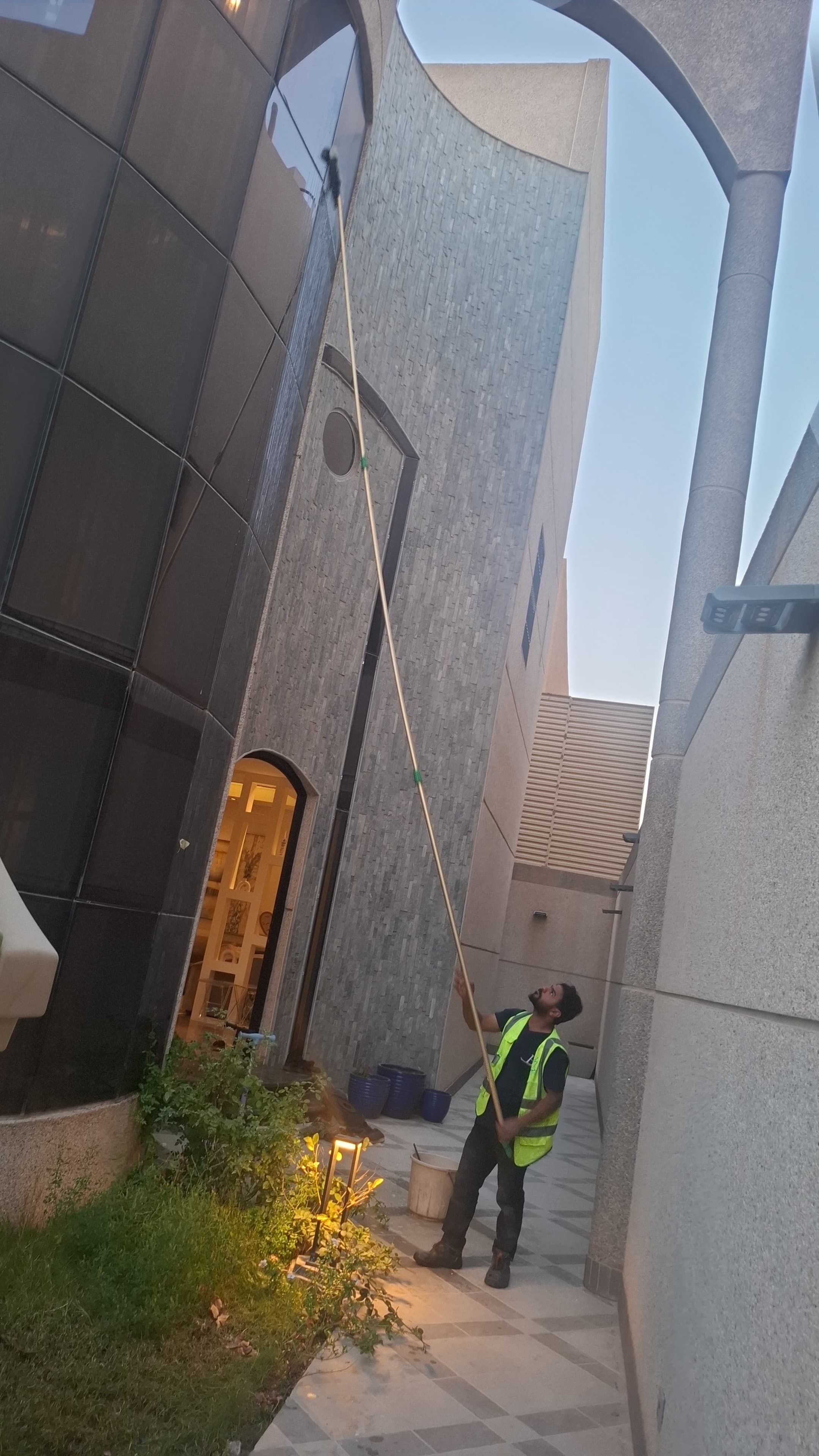 شركة تنظيف زجاج في الرياض تنظيف كلادنك ولوحات المحلات - Image 17