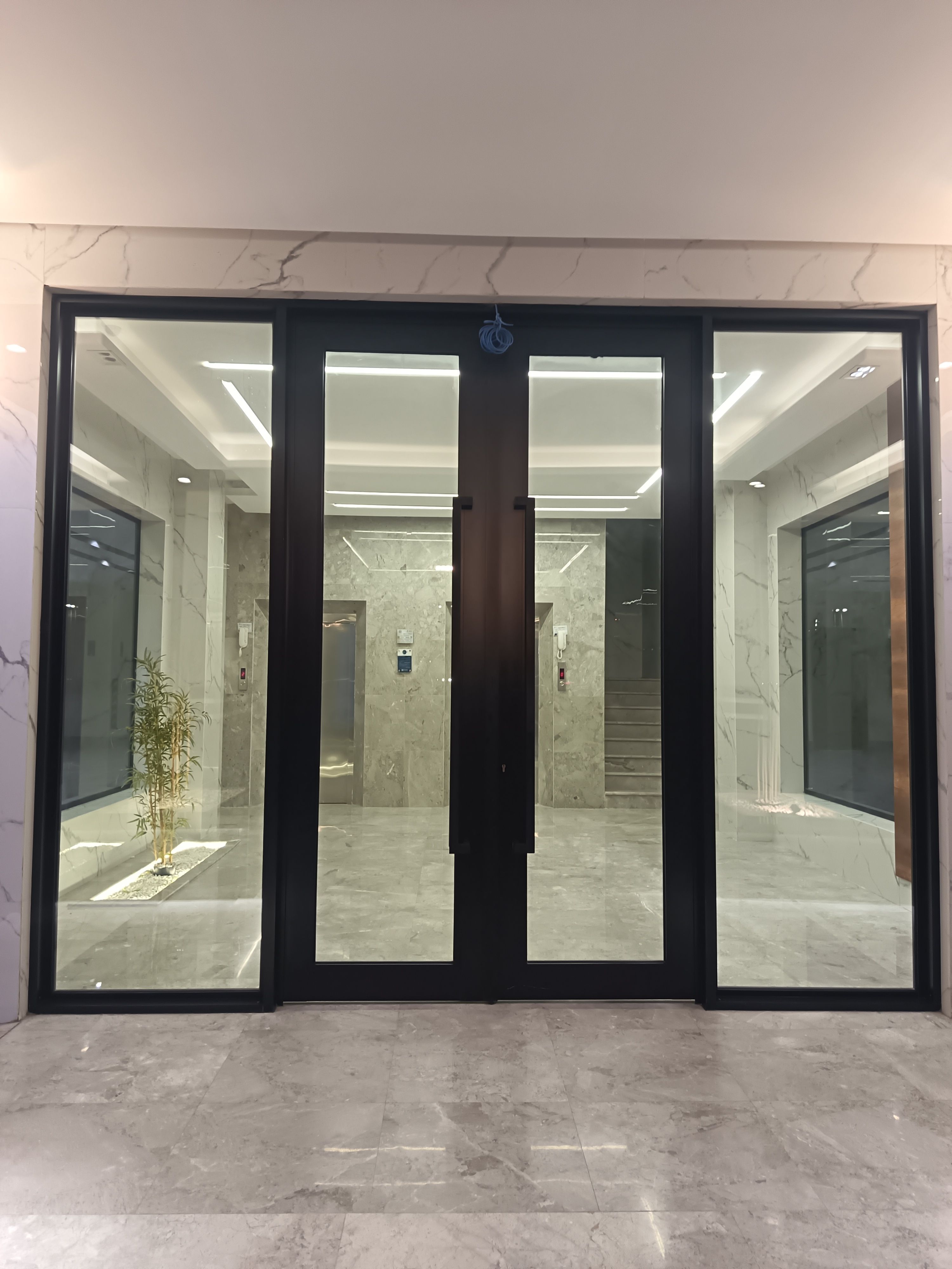 معلم الومنيوم أبواب وشبابيك وناموسيات وتبديل وصيانة الإطارات