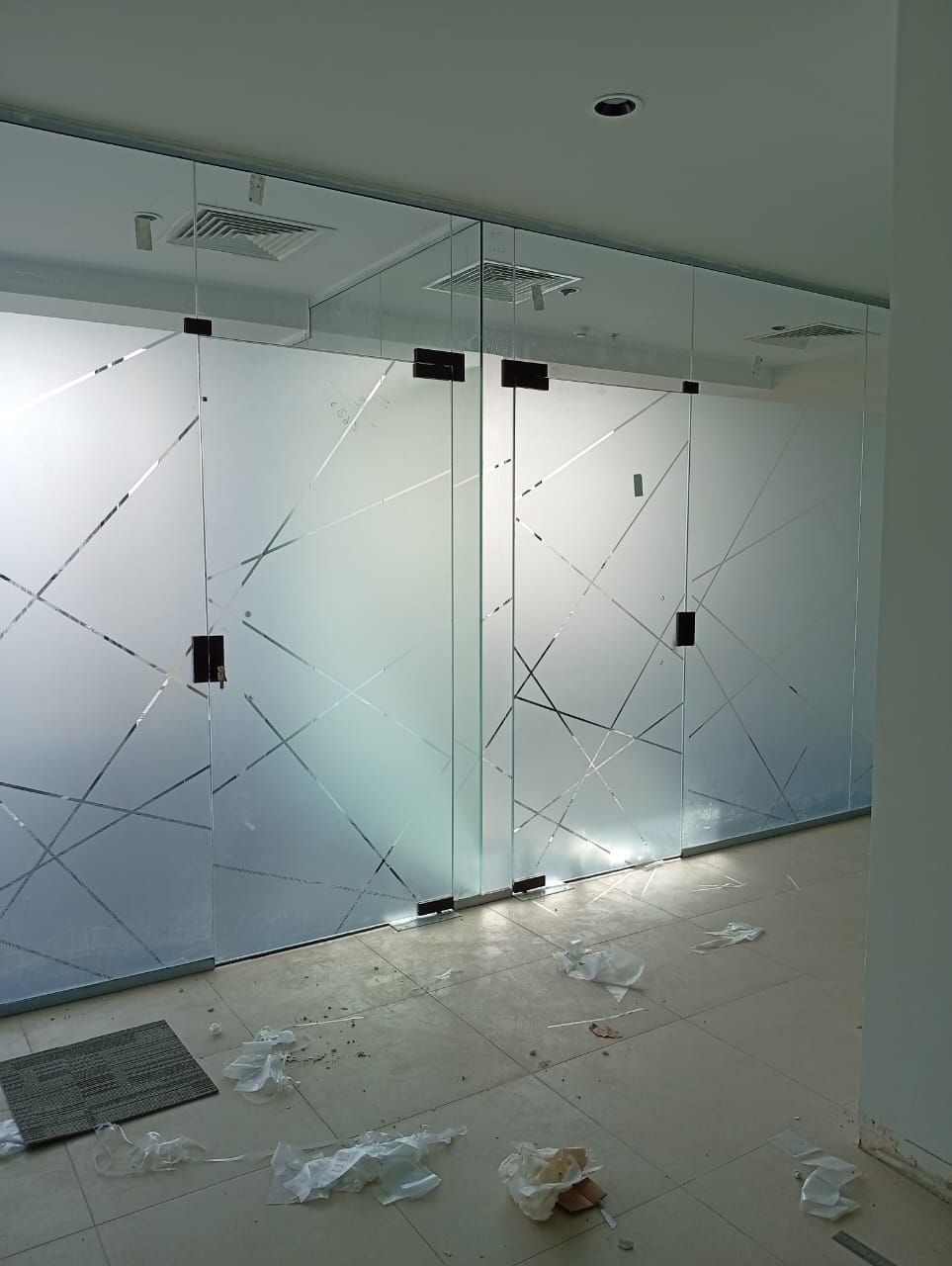 تركيب استيكرات وتظليل  ثلجي علا المكاتب والواجهات