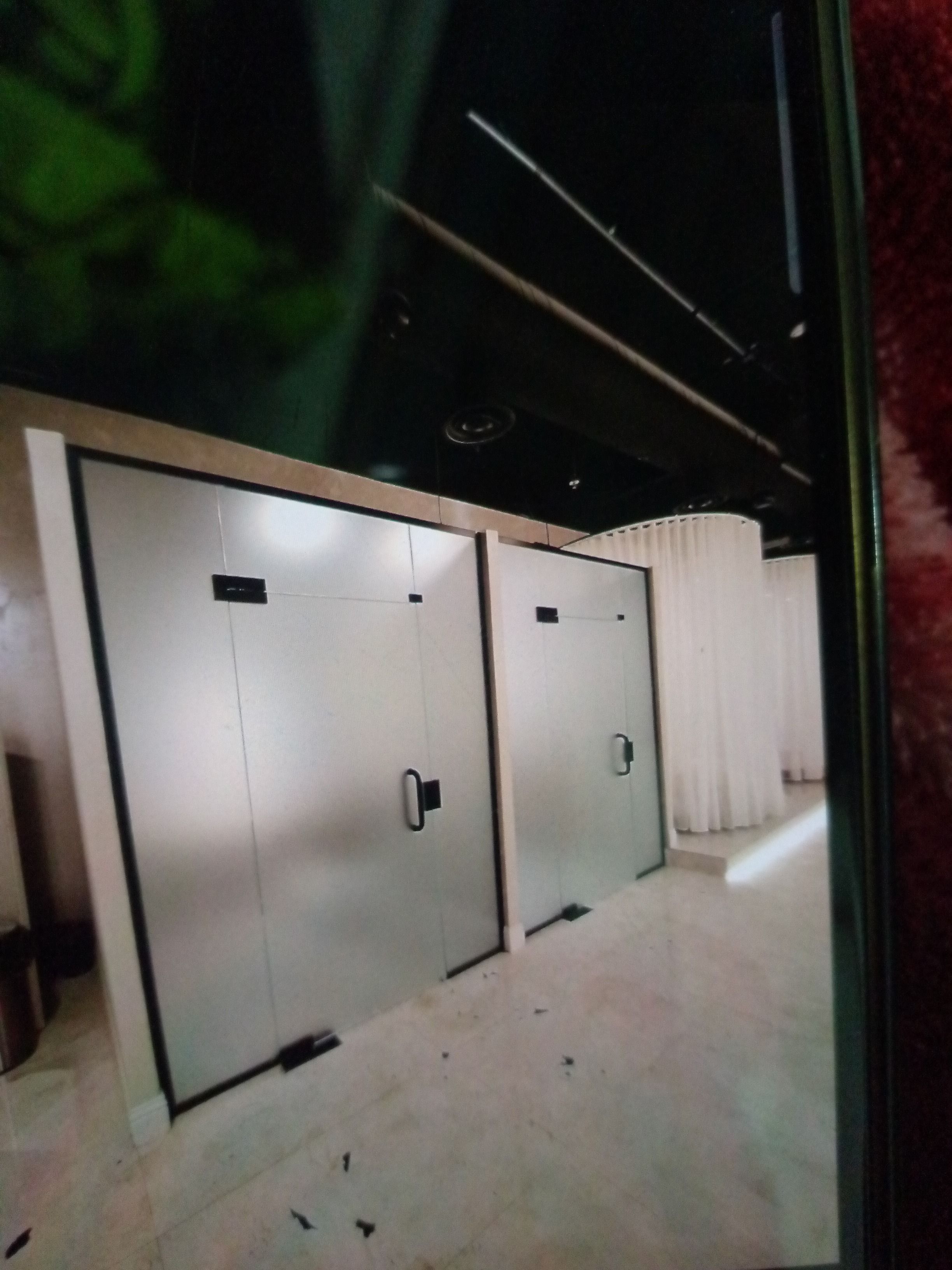 تركيب استيكرات وتظليل  ثلجي علا المكاتب والواجهات - Image 2