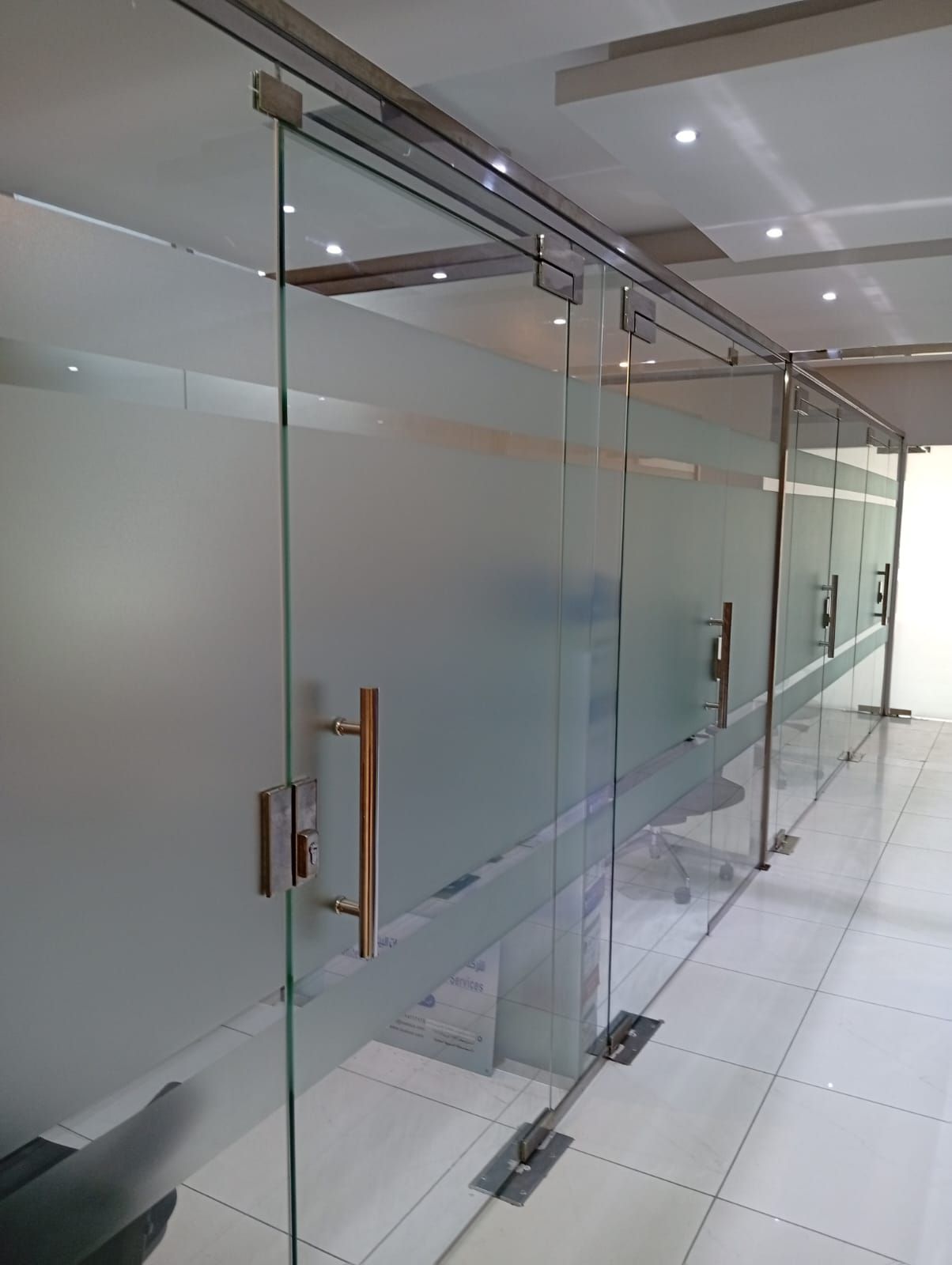 تركيب استيكرات وتظليل  ثلجي علا المكاتب والواجهات - Image 4