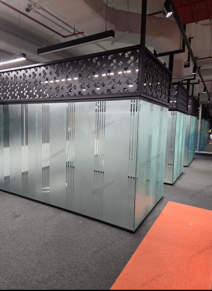 تركيب استيكرات وتظليل  ثلجي علا المكاتب والواجهات - Image 6