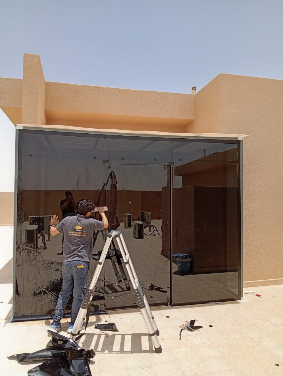 تركيب استيكرات وتظليل  ثلجي علا المكاتب والواجهات - Image 7