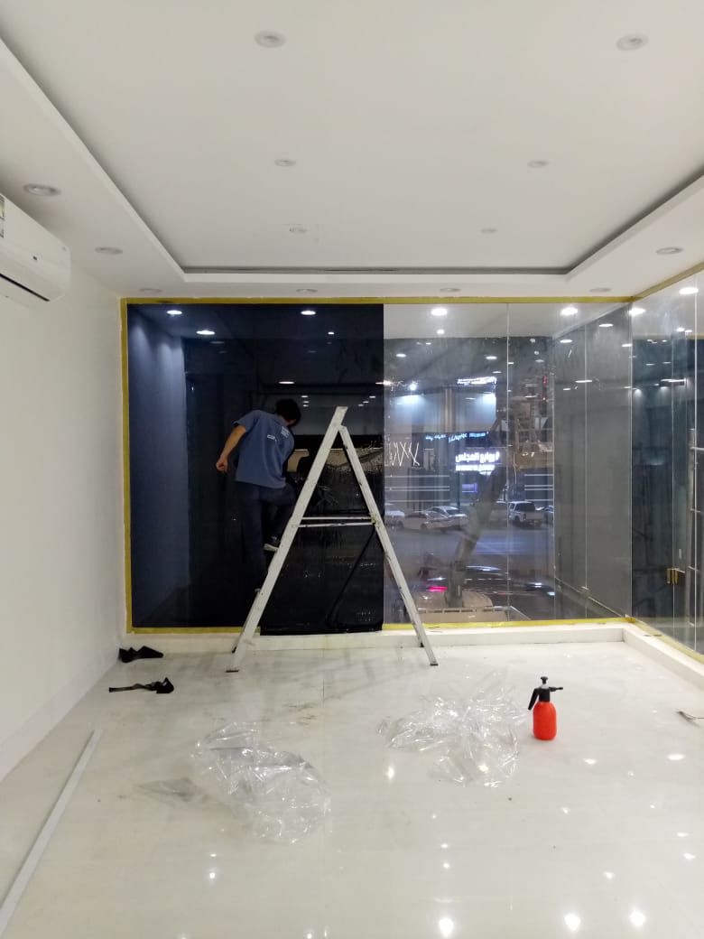 تركيب استيكرات وتظليل  ثلجي علا المكاتب والواجهات - Image 8