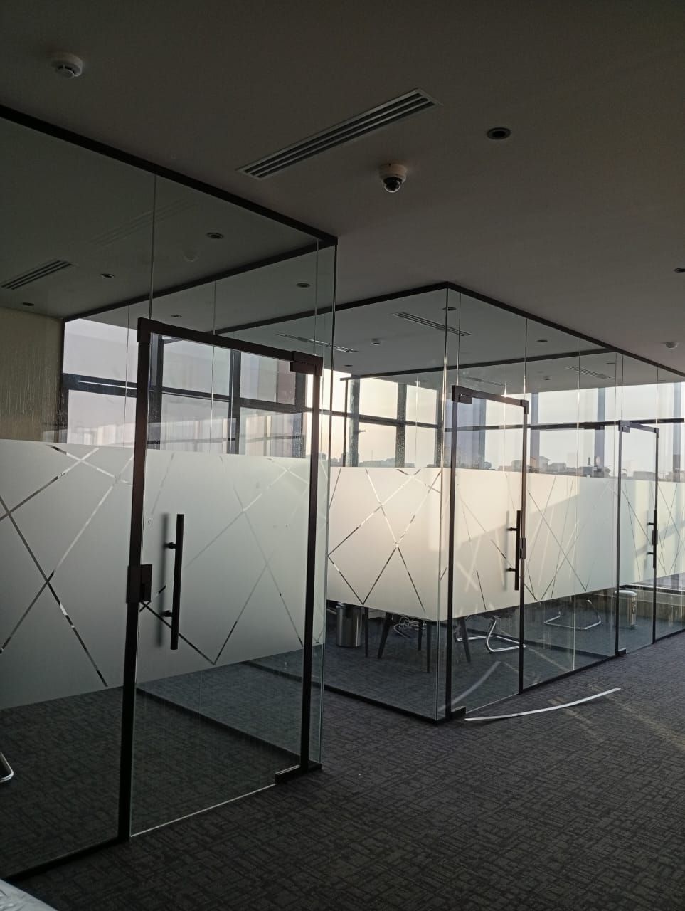 تركيب استيكرات وتظليل  ثلجي علا المكاتب والواجهات - Image 9