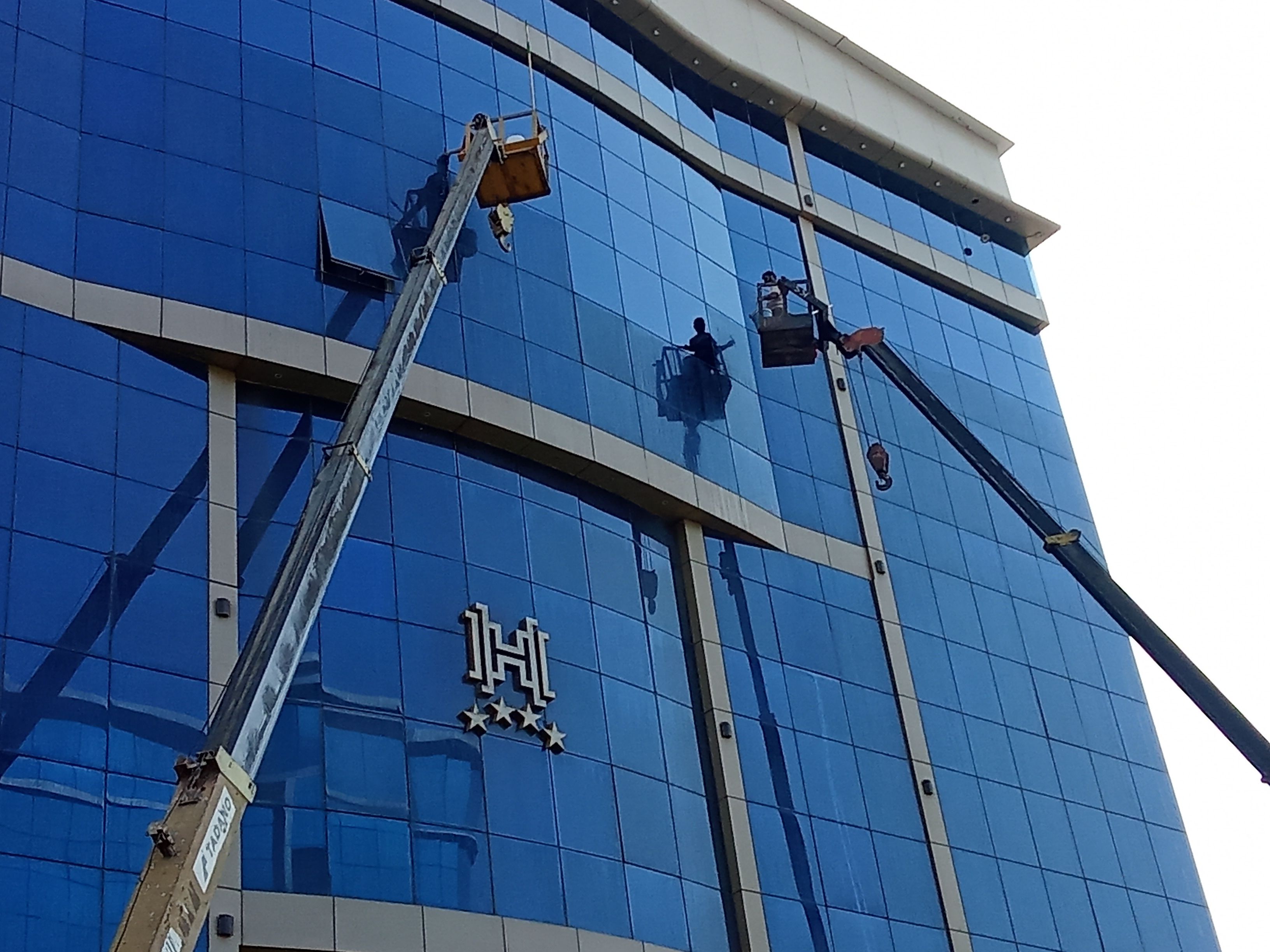 تنضيف الواجه الزجاجيه للفندق والمحلات التجاريه ولوحات وكلدنج