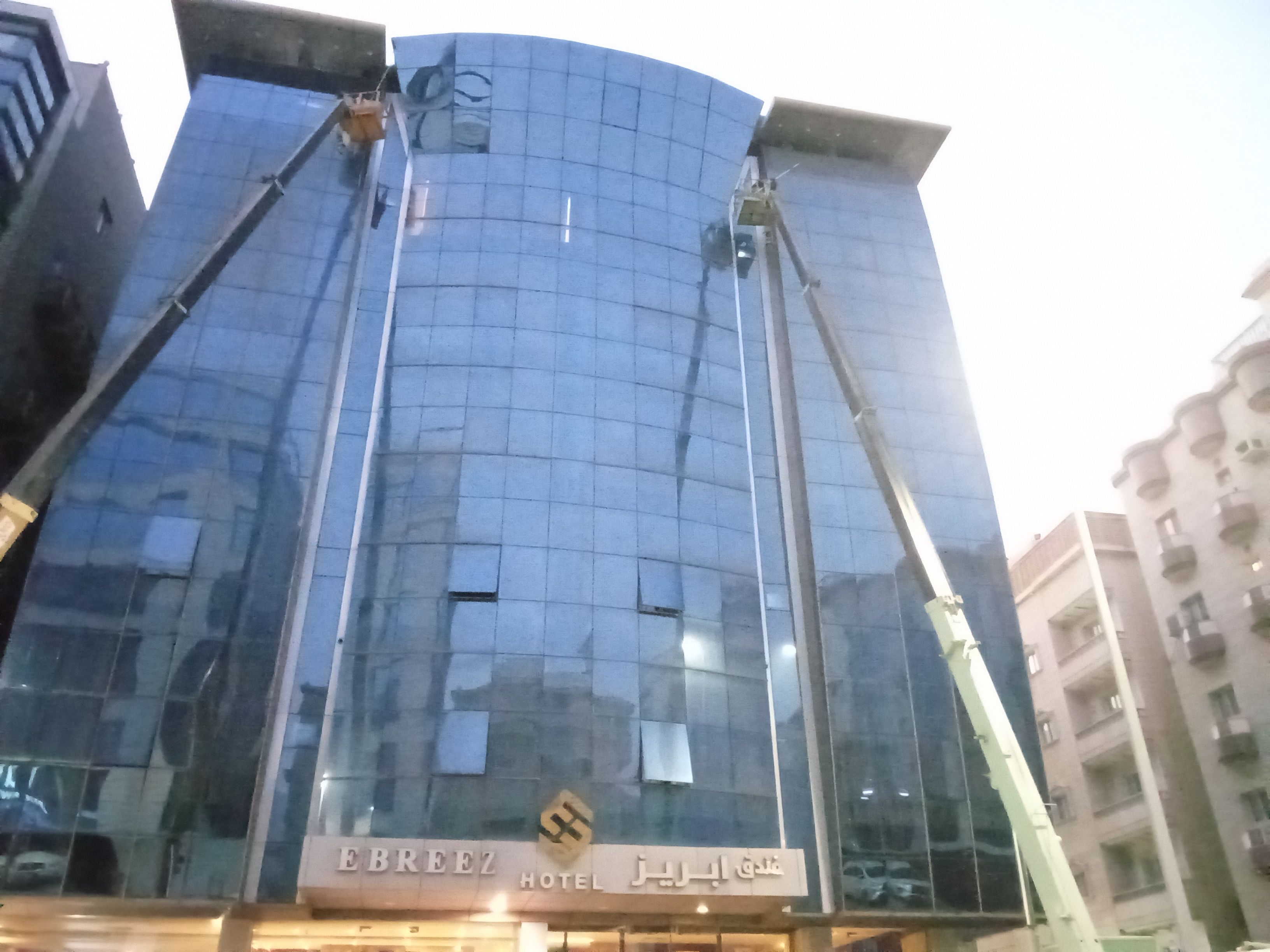 تنضيف الواجه الزجاجيه للفندق والمحلات التجاريه ولوحات وكلدنج - Image 2