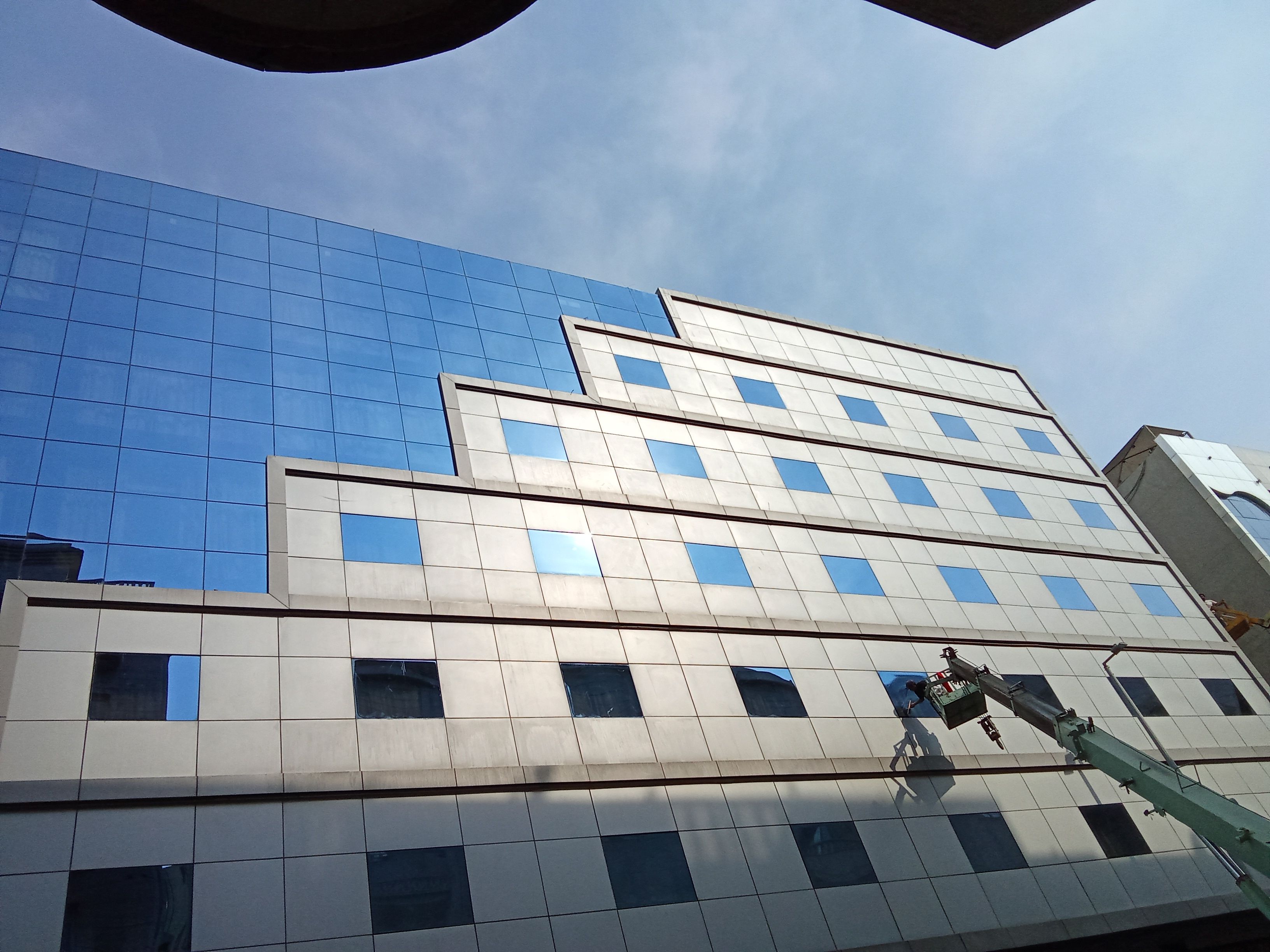 تنضيف الواجه الزجاجيه للفندق والمحلات التجاريه ولوحات وكلدنج - Image 3