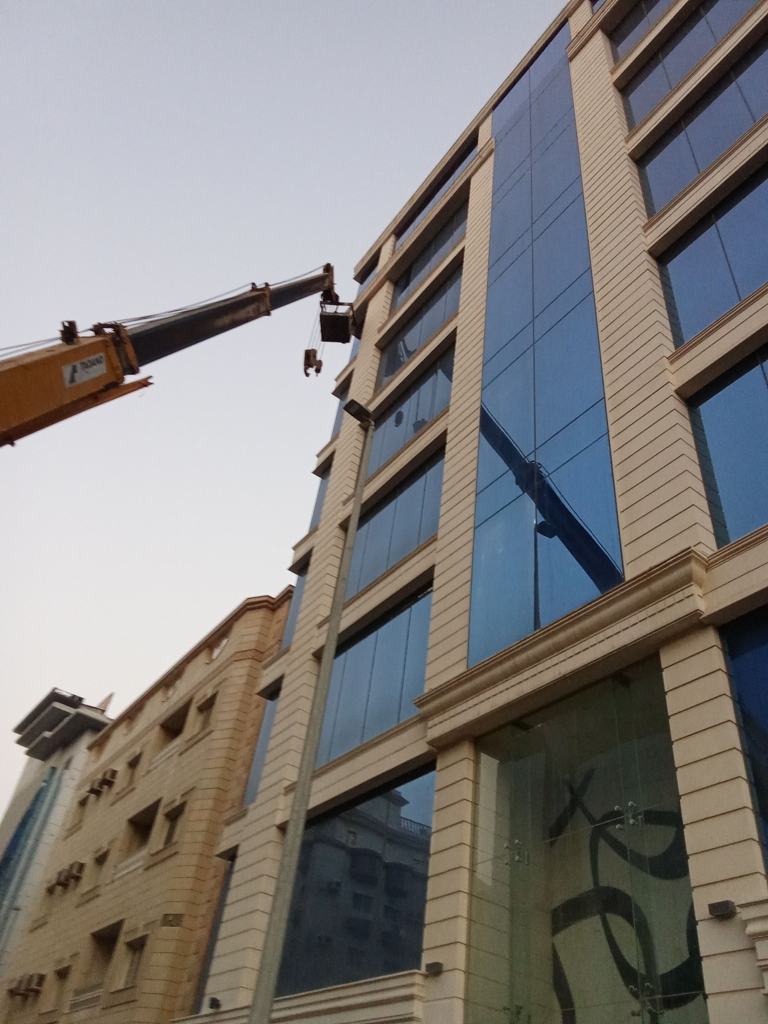 تنضيف الواجه الزجاجيه للفندق والمحلات التجاريه ولوحات وكلدنج - Image 4