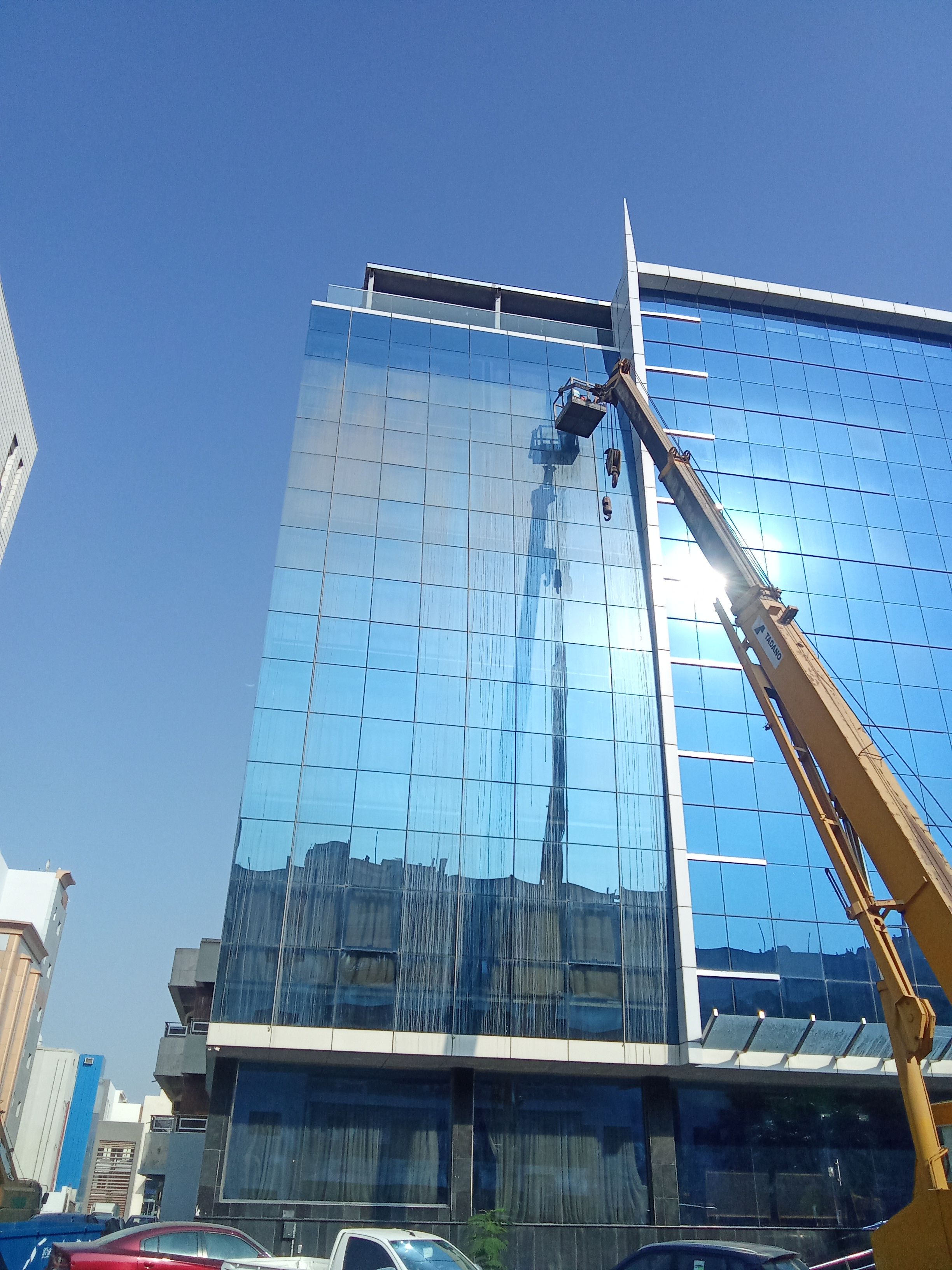 تنضيف الواجه الزجاجيه للفندق والمحلات التجاريه ولوحات وكلدنج - Image 5