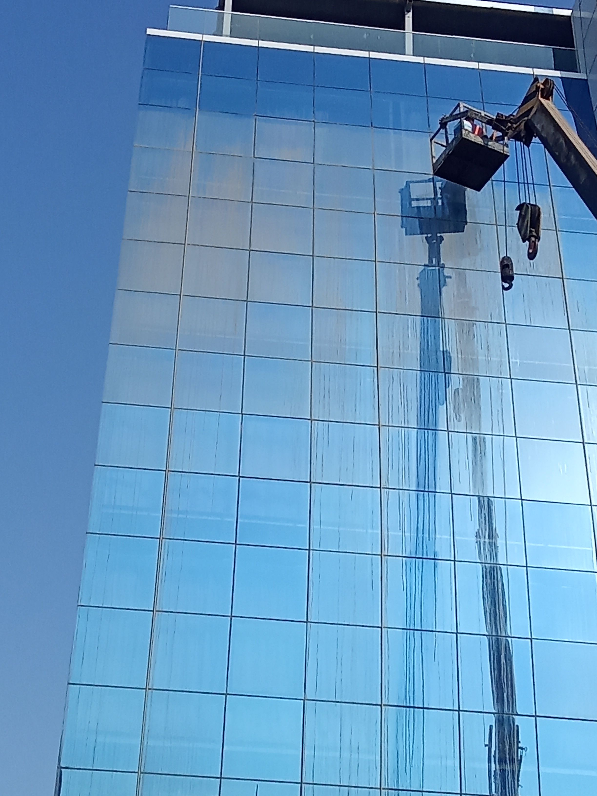 تنضيف الواجه الزجاجيه للفندق والمحلات التجاريه ولوحات وكلدنج - Image 6