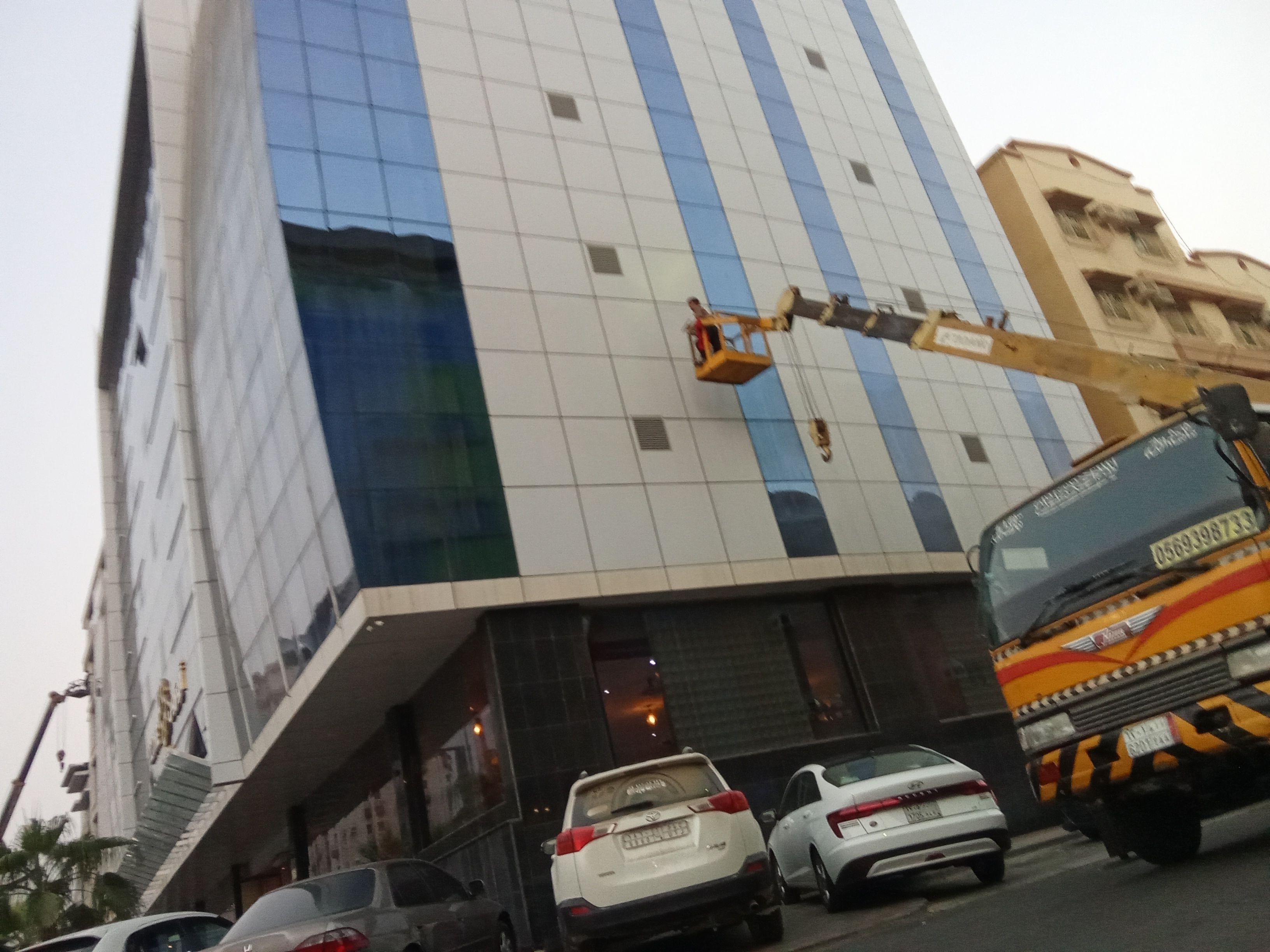 تنضيف الواجه الزجاجيه للفندق والمحلات التجاريه ولوحات وكلدنج - Image 7