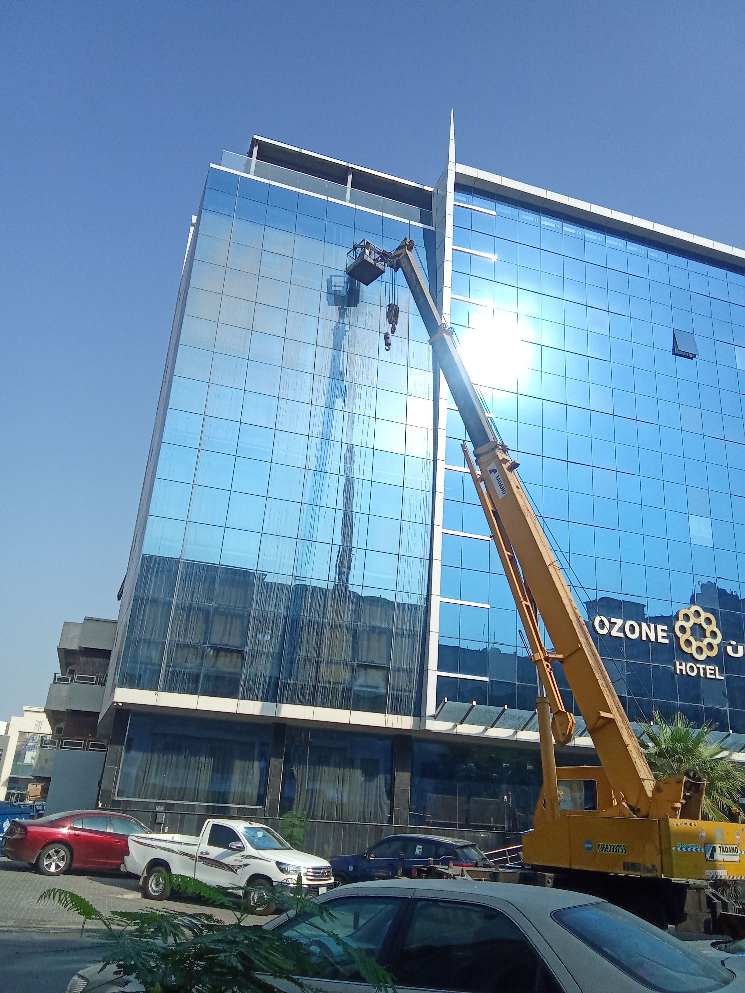 تنضيف الواجه الزجاجيه للفندق والمحلات التجاريه ولوحات وكلدنج - Image 9