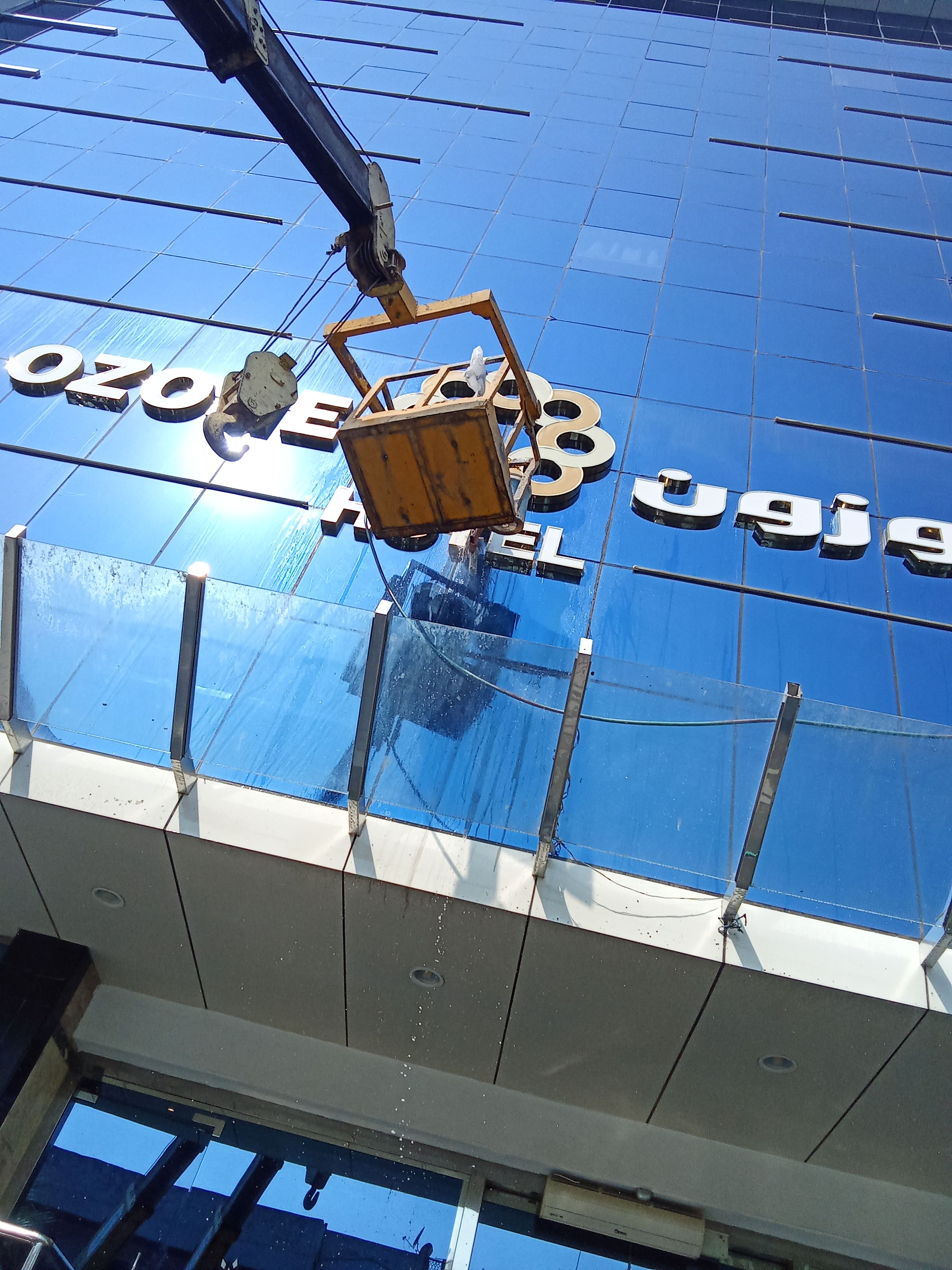 تنضيف الواجه الزجاجيه للفندق والمحلات التجاريه ولوحات وكلدنج - Image 11