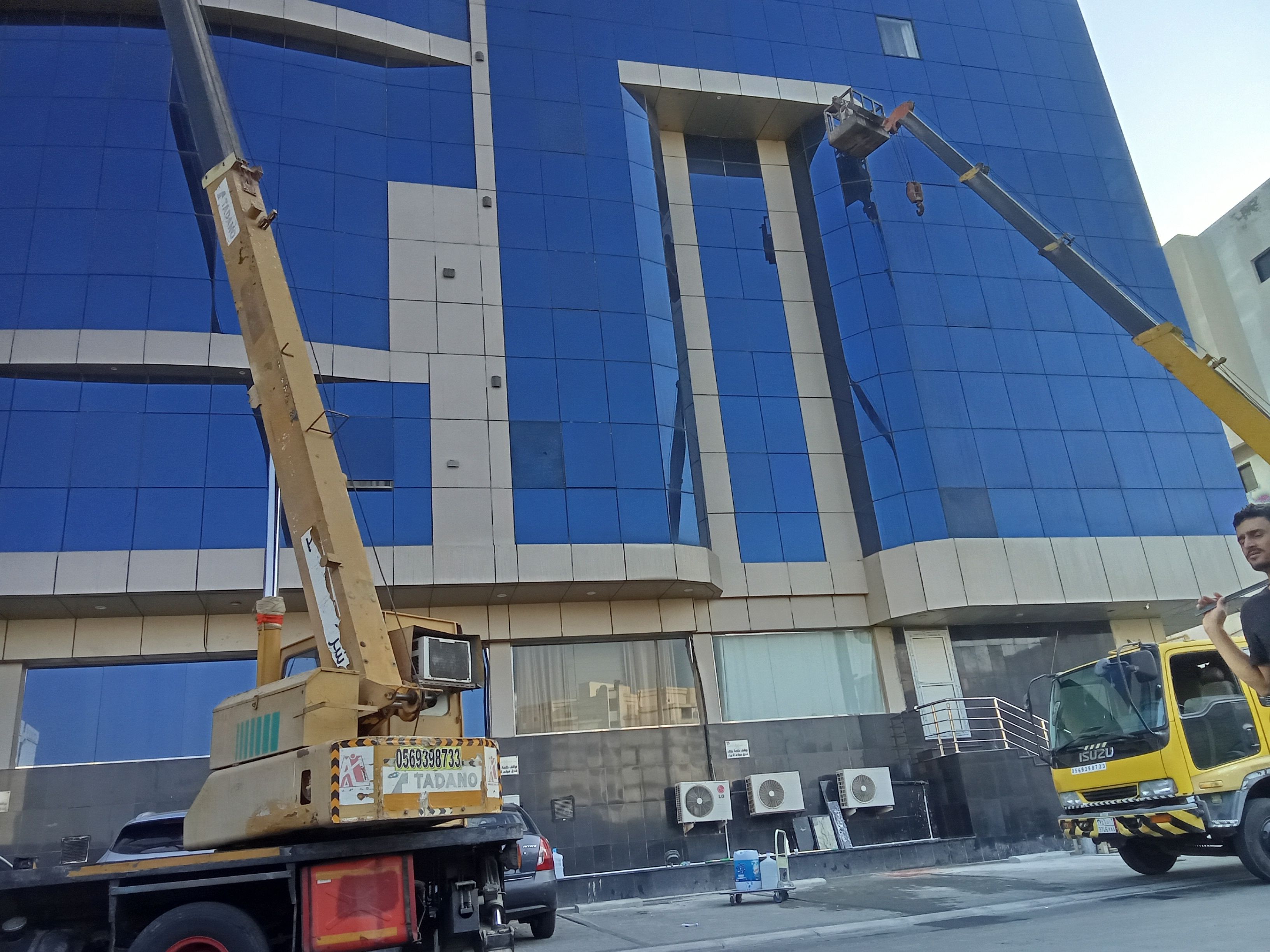 تنضيف الواجه الزجاجيه للفندق والمحلات التجاريه ولوحات وكلدنج - Image 12