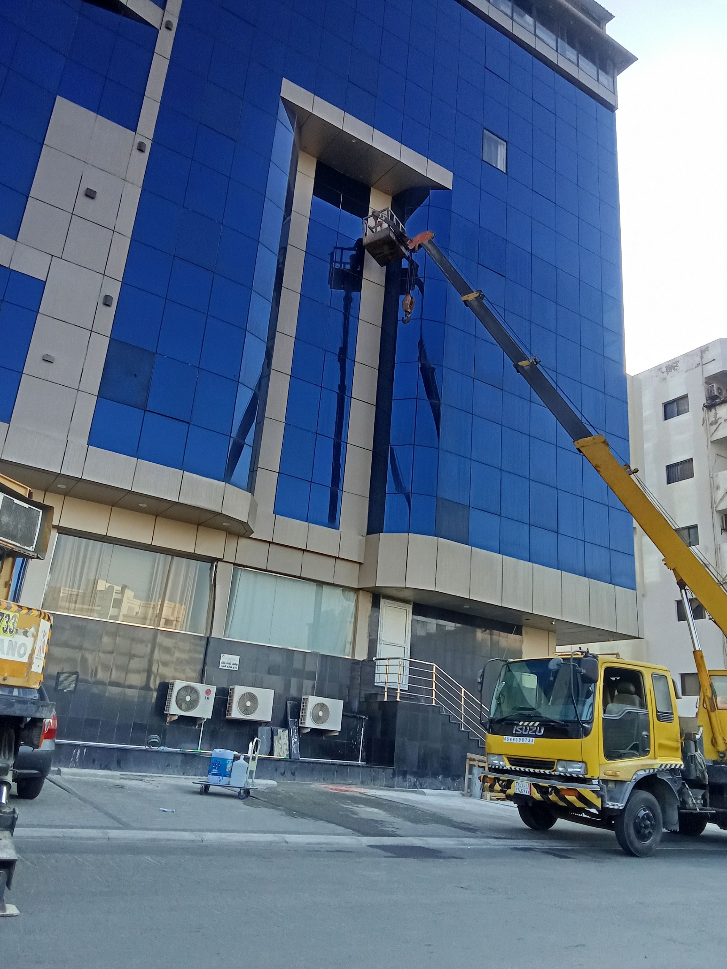 تنضيف الواجه الزجاجيه للفندق والمحلات التجاريه ولوحات وكلدنج - Image 13