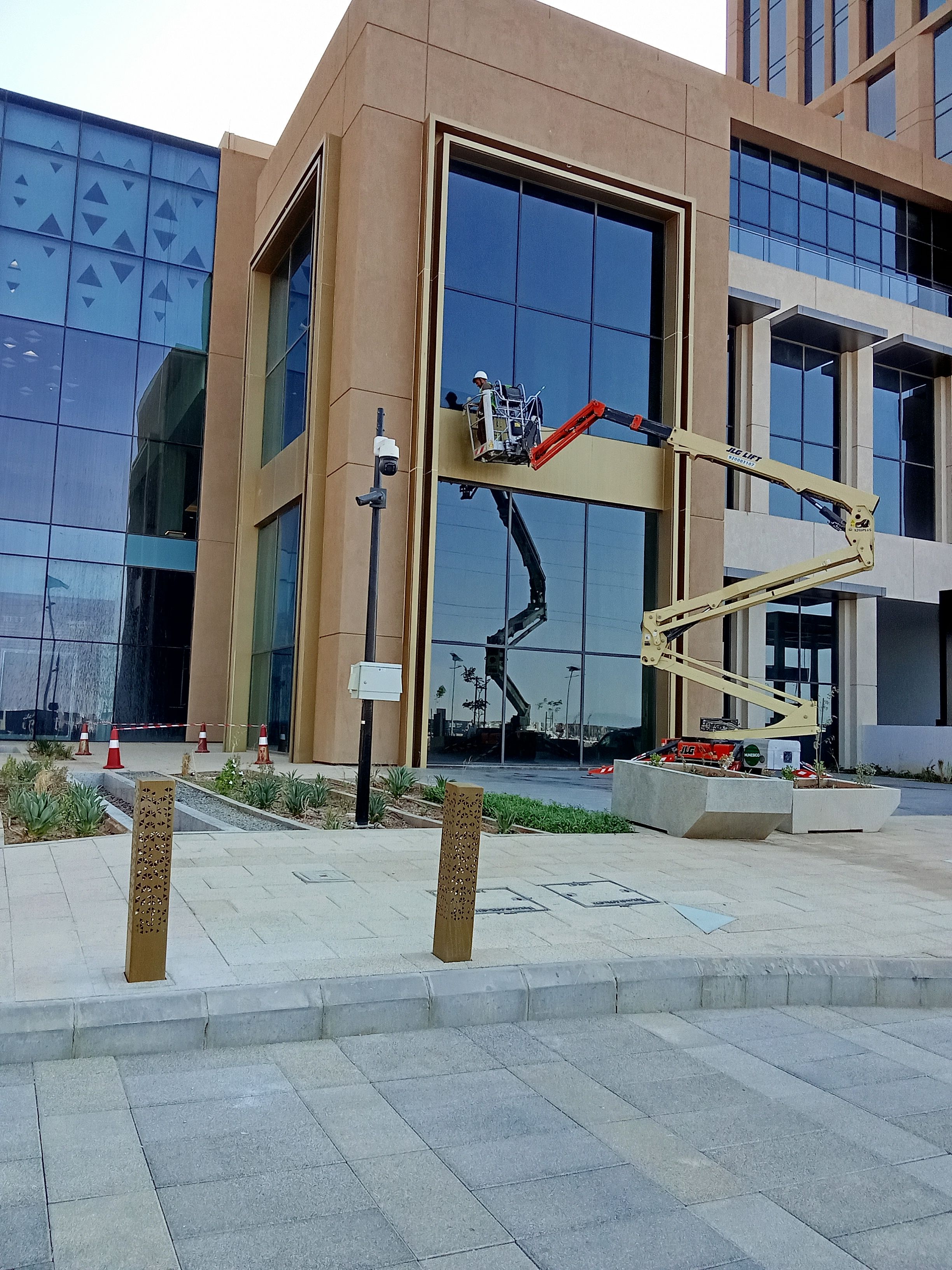 تنضيف الواجه الزجاجيه للفندق والمحلات التجاريه ولوحات وكلدنج - Image 14