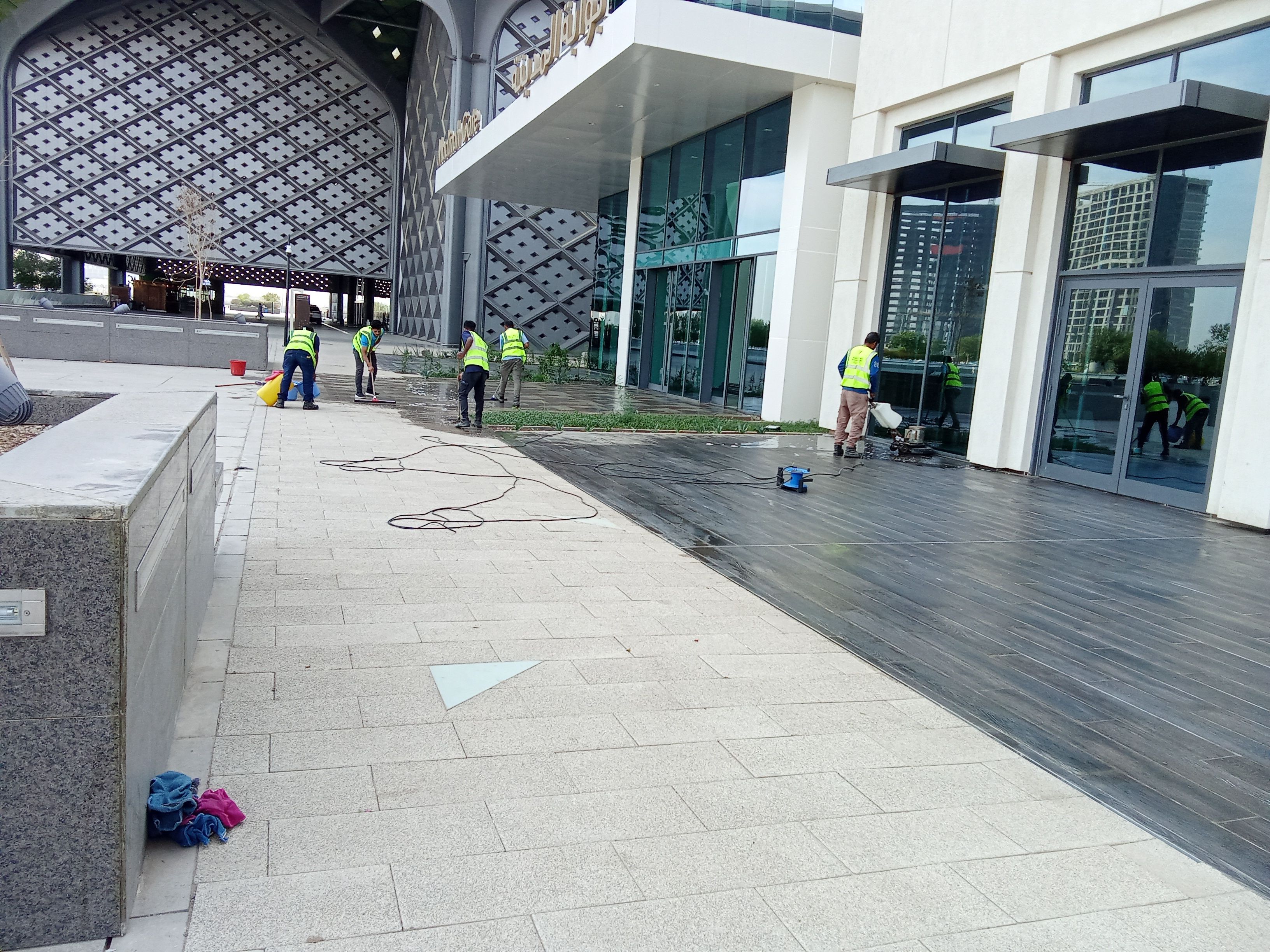 تنضيف الواجه الزجاجيه للفندق والمحلات التجاريه ولوحات وكلدنج - Image 17