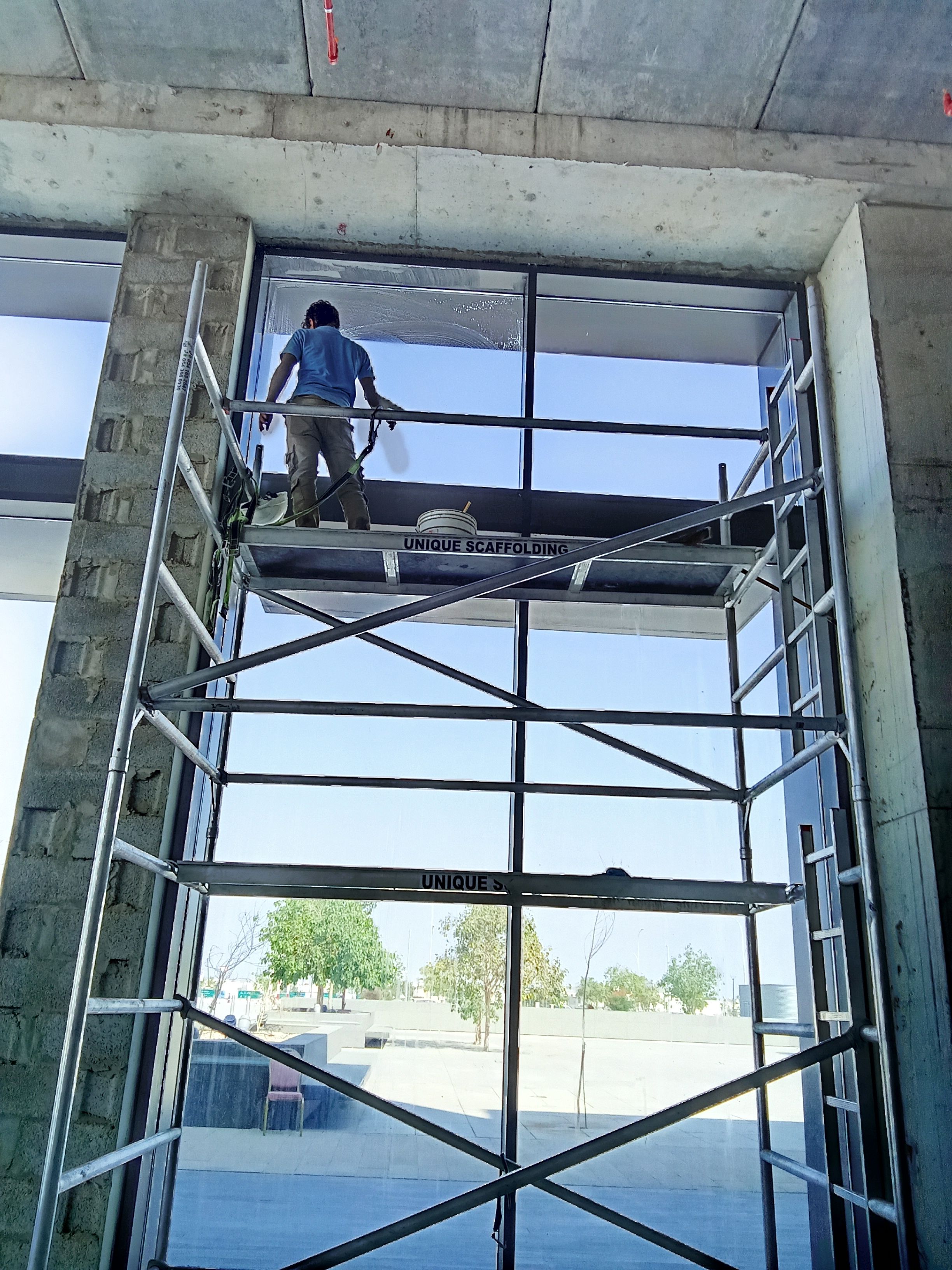 تنضيف الواجه الزجاجيه للفندق والمحلات التجاريه ولوحات وكلدنج - Image 18