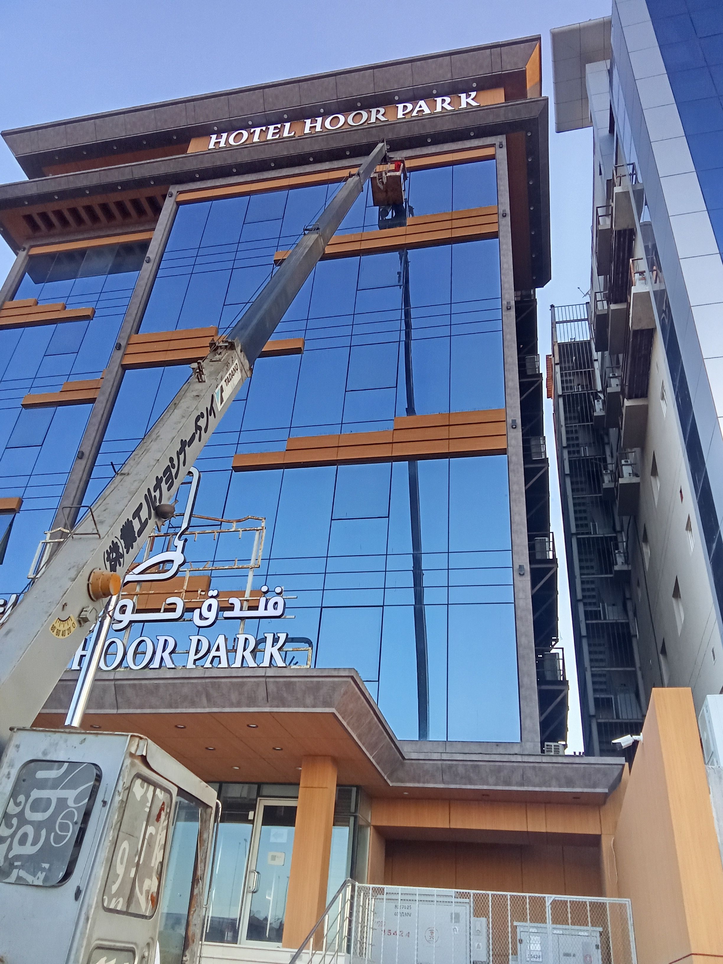 تنضيف الواجه الزجاجيه للفندق والمحلات التجاريه ولوحات وكلدنج - Image 19