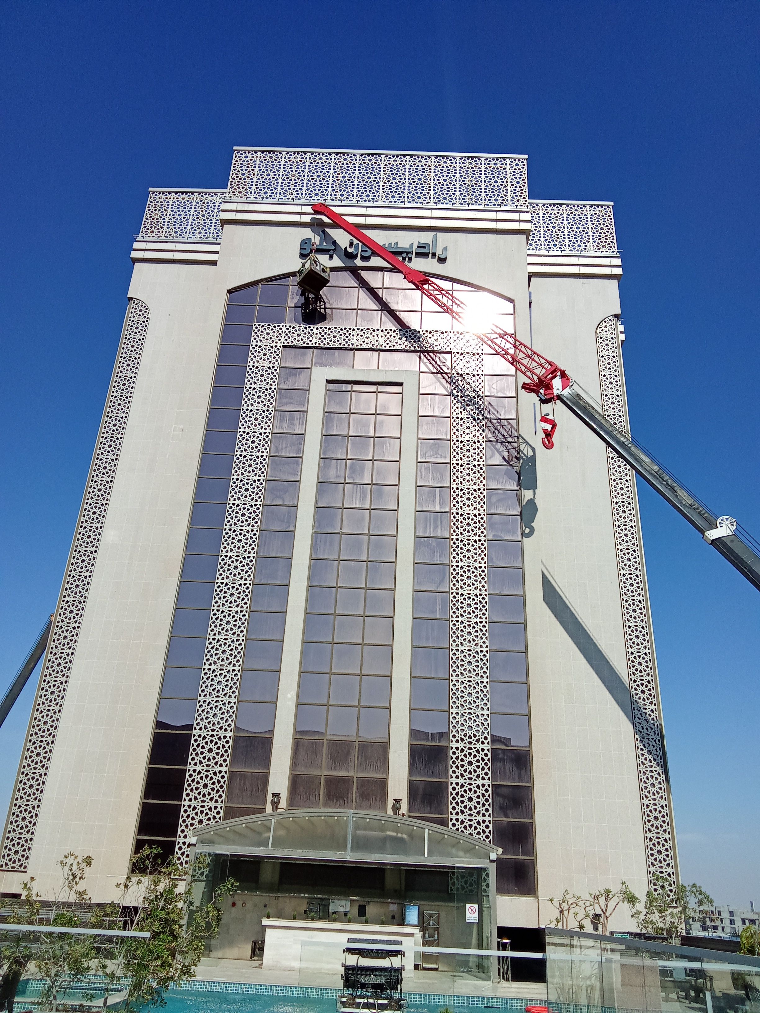 تنضيف الواجه الزجاجيه للفندق والمحلات التجاريه ولوحات وكلدنج - Image 20