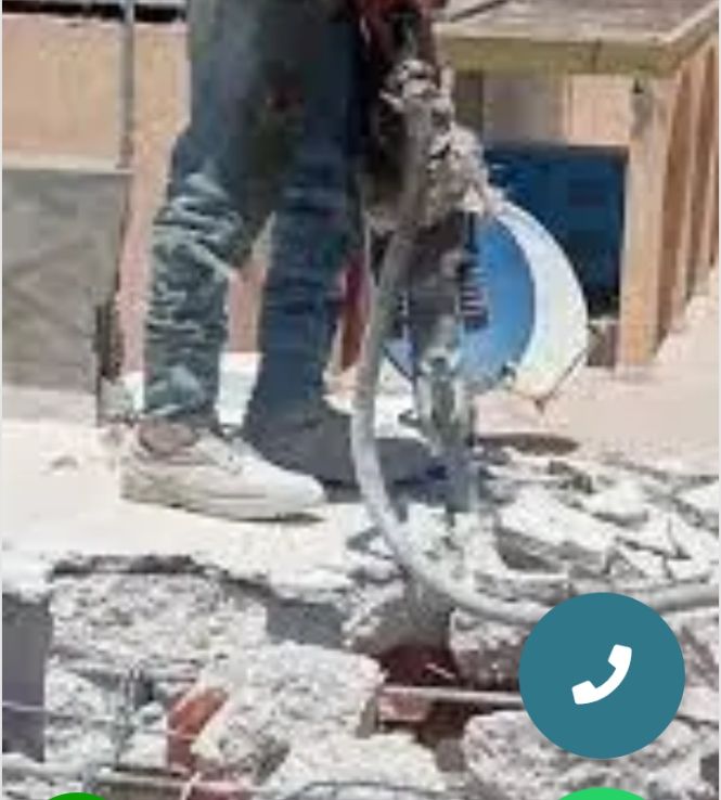 أعمال تكسير وإزالة بلاط وأرضيات قديمة استعداداً للترميم. خ - Image 2