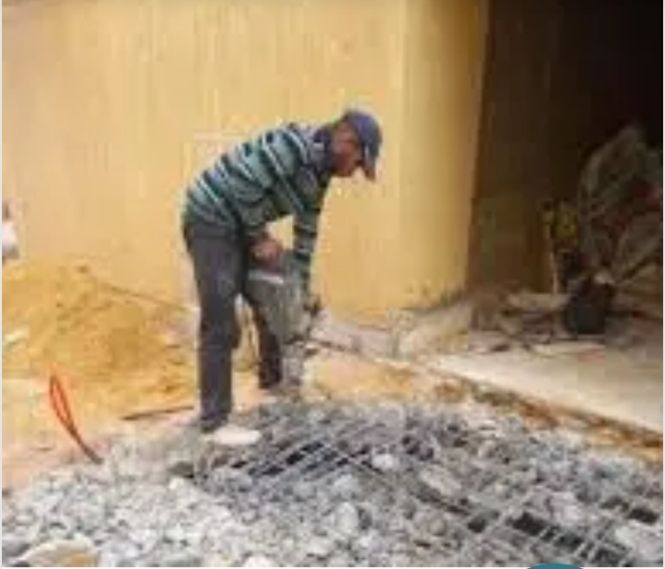 أعمال تكسير وإزالة بلاط وأرضيات قديمة استعداداً للترميم. خ - Image 3